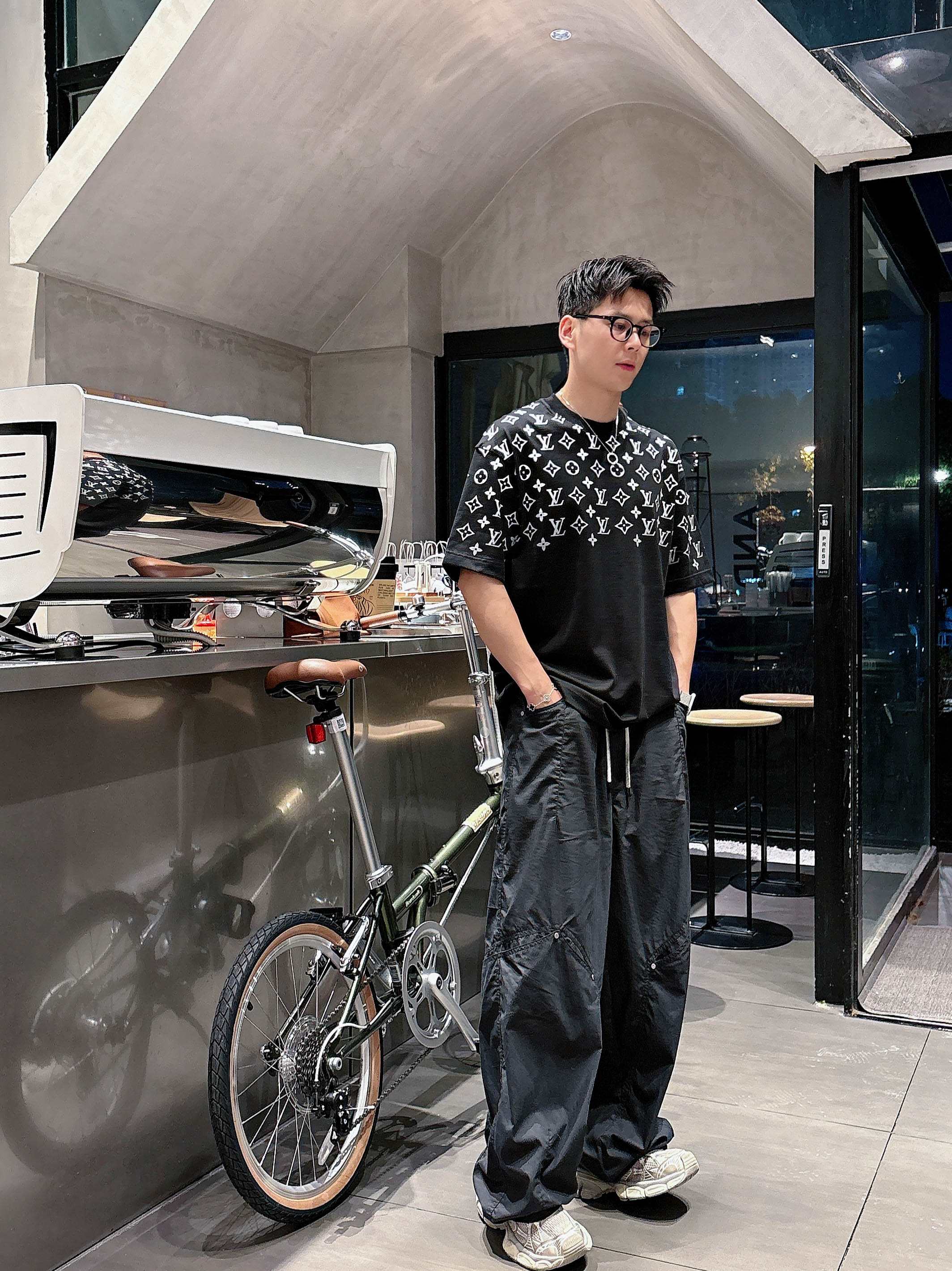 LV 2025春夏新款首发专柜最新款短袖圆领T恤 高端订制 设计前卫时尚！品牌logo重工艺设计 高端定