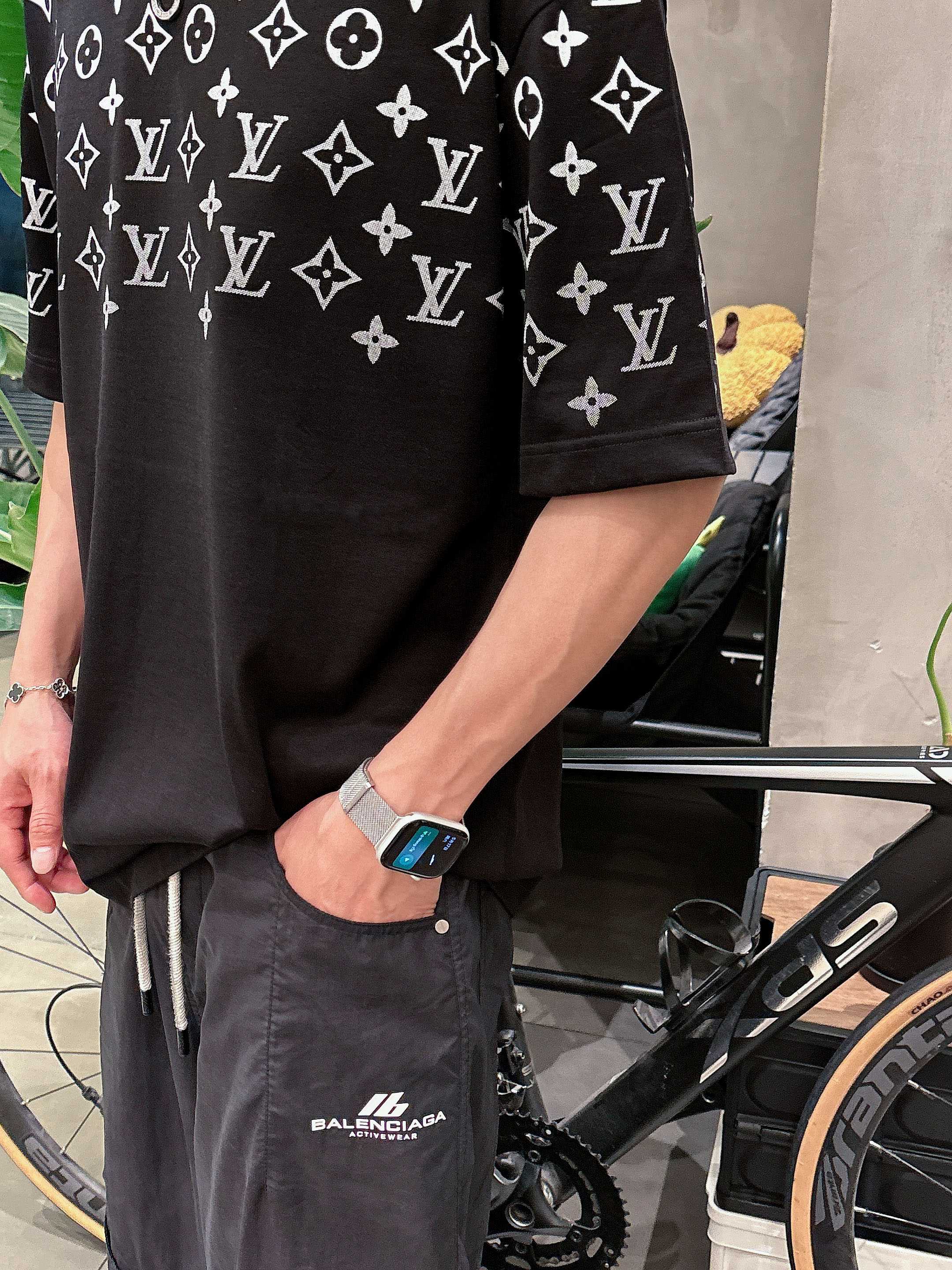 LV 2025春夏新款首发专柜最新款短袖圆领T恤 高端订制 设计前卫时尚！品牌logo重工艺设计 高端定