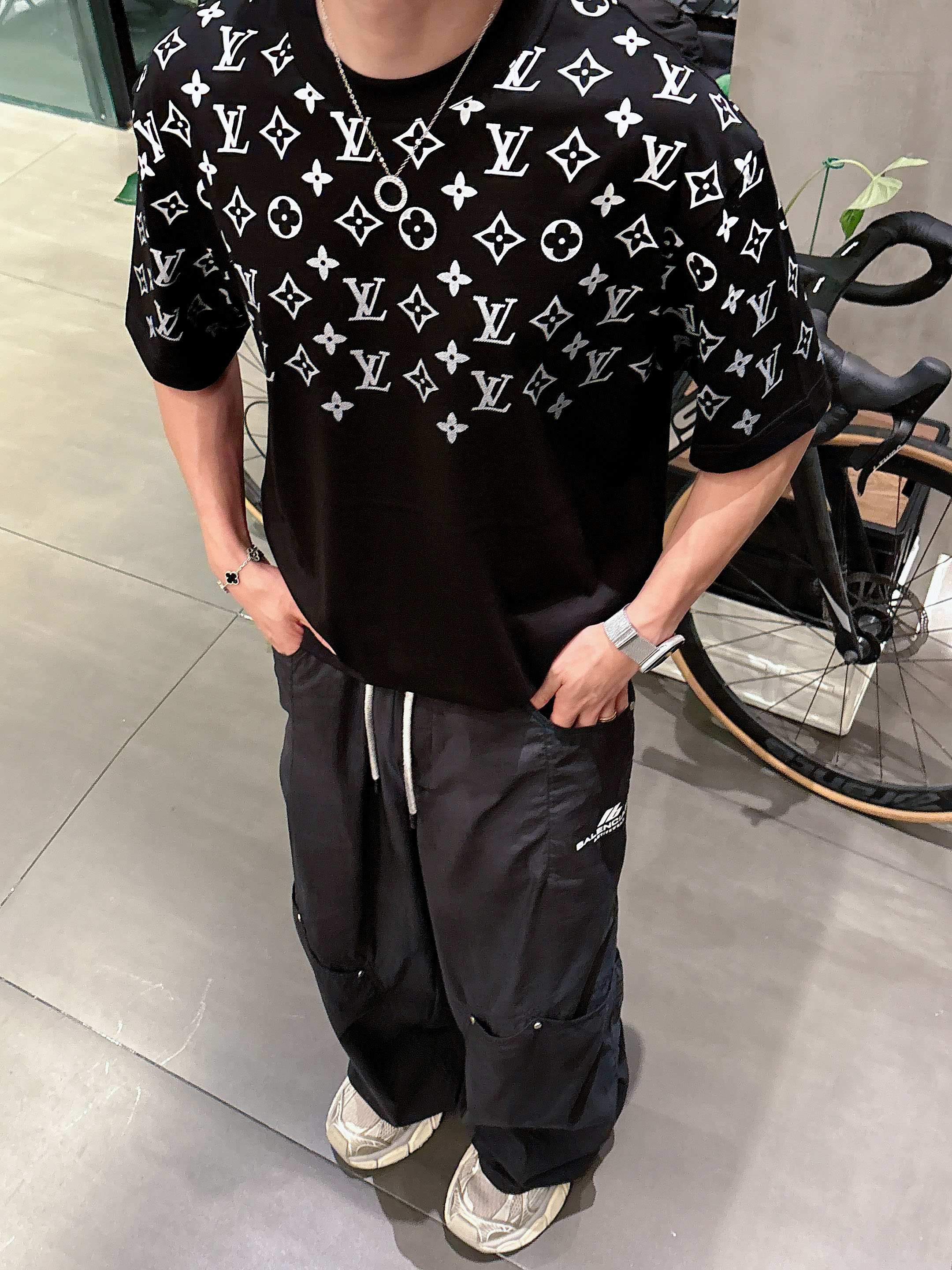 LV 2025春夏新款首发专柜最新款短袖圆领T恤 高端订制 设计前卫时尚！品牌logo重工艺设计 高端定