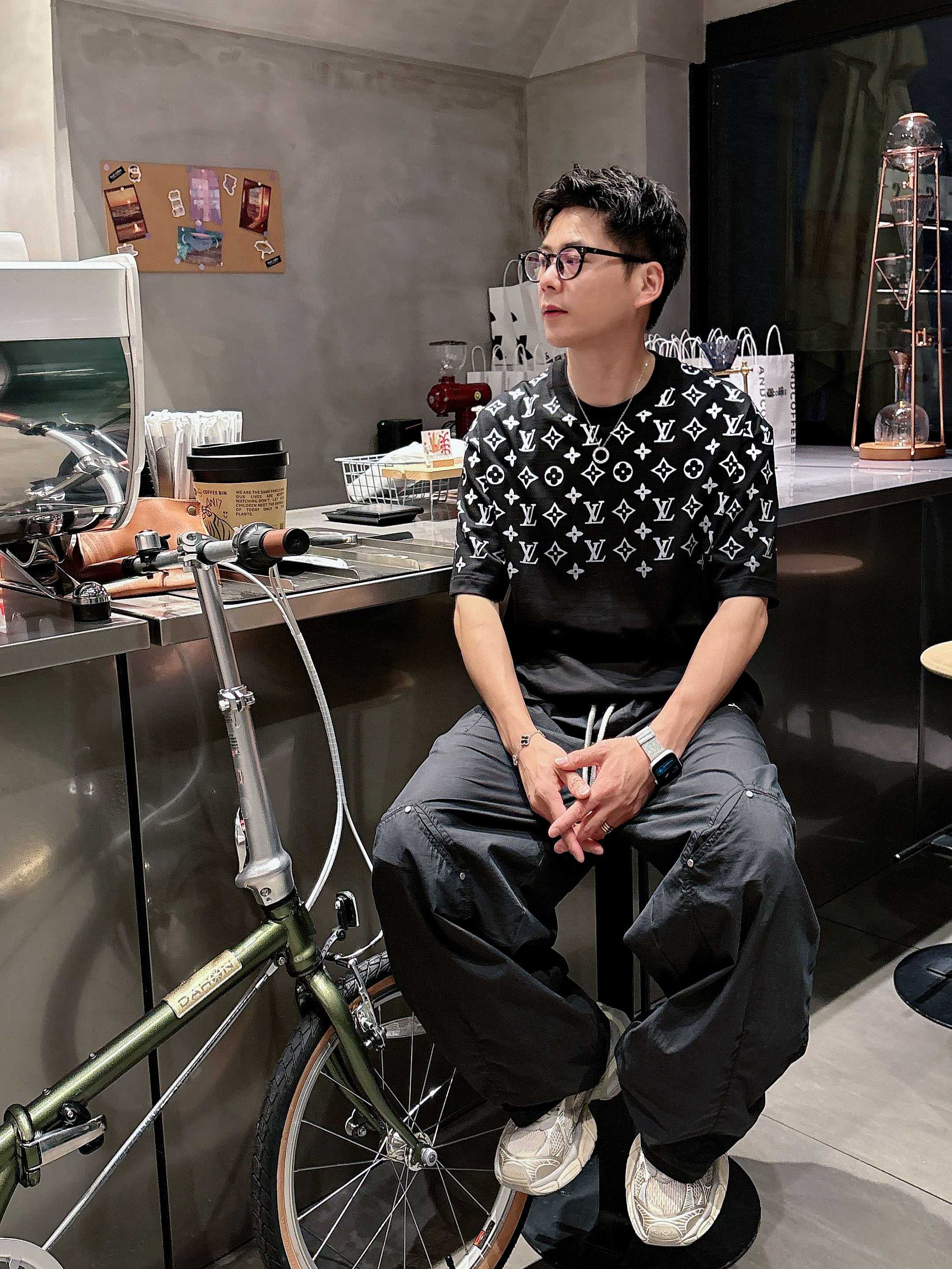 LV 2025春夏新款首发专柜最新款短袖圆领T恤 高端订制 设计前卫时尚！品牌logo重工艺设计 高端定