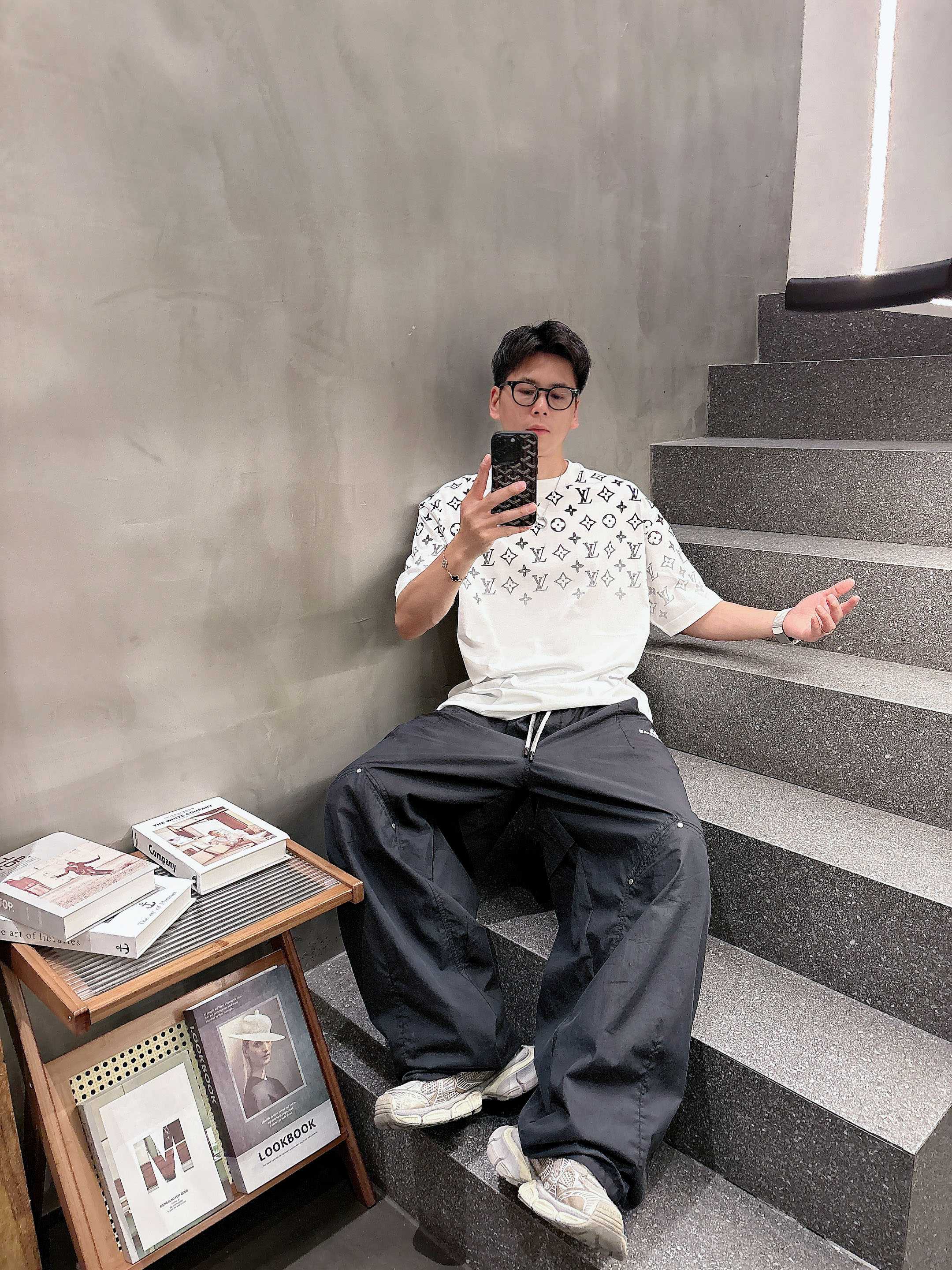 LV 2025春夏新款首发专柜最新款短袖圆领T恤 高端订制 设计前卫时尚！品牌logo重工艺设计 高端定