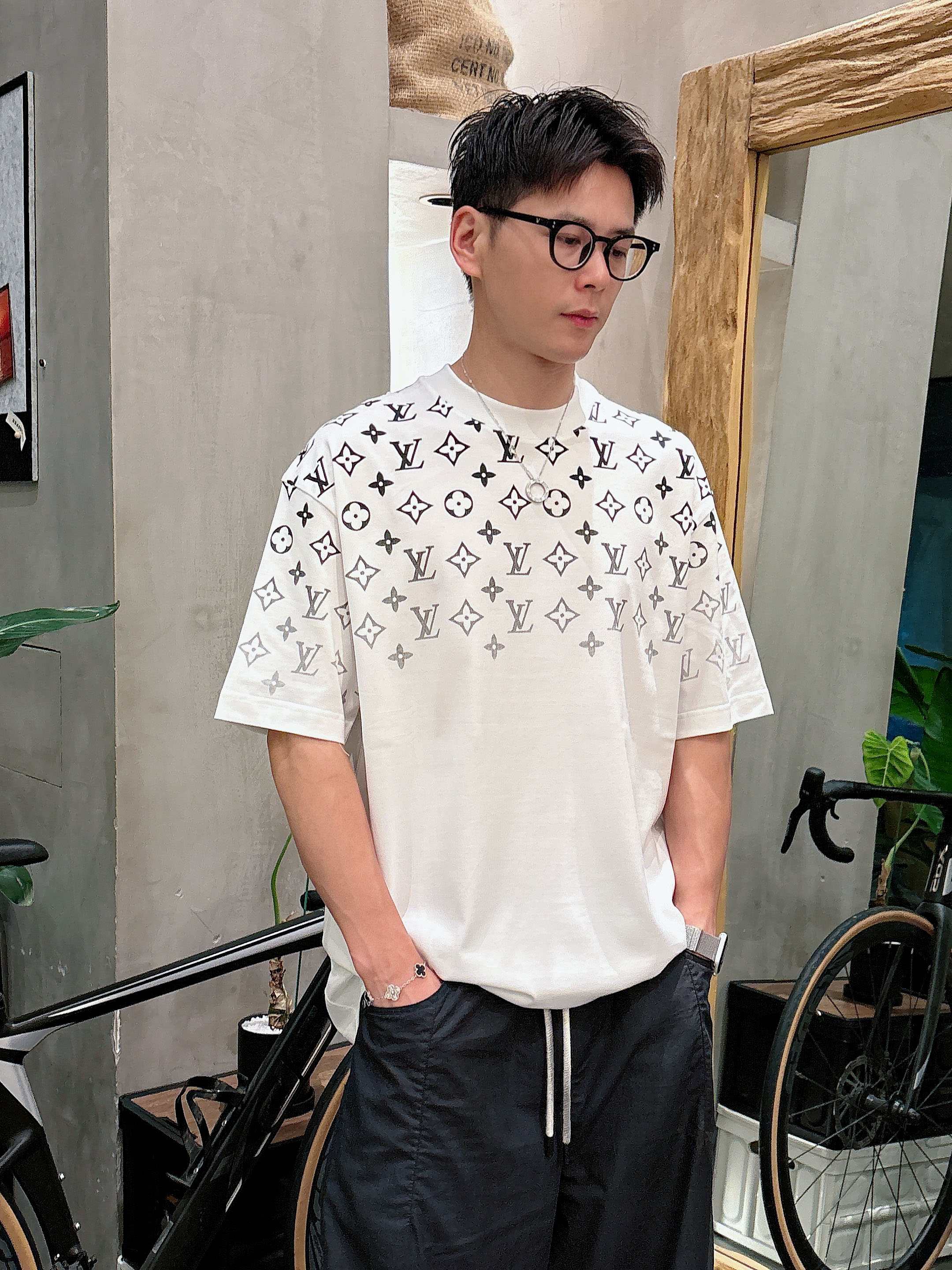 LV 2025春夏新款首发专柜最新款短袖圆领T恤 高端订制 设计前卫时尚！品牌logo重工艺设计 高端定