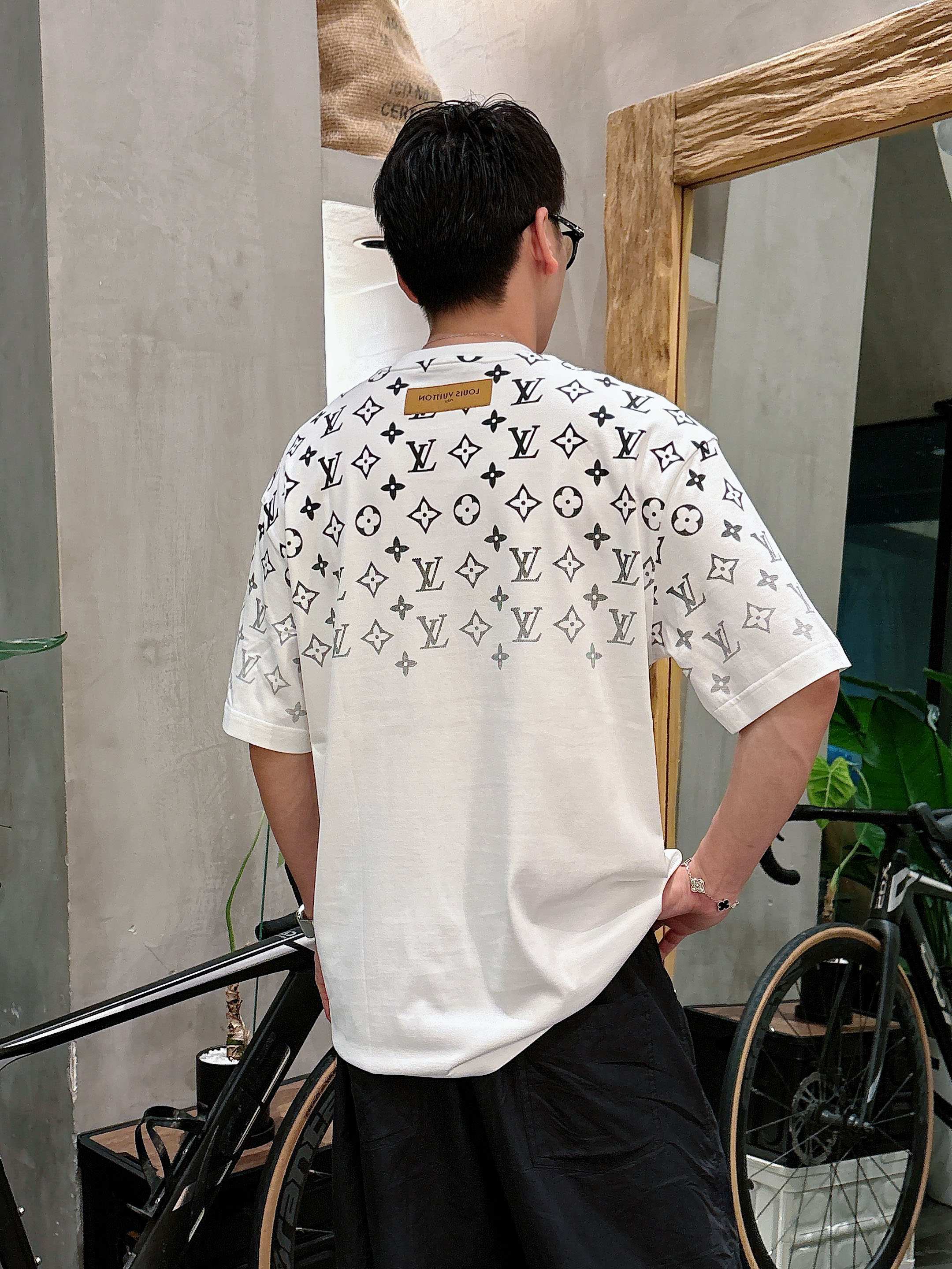 LV 2025春夏新款首发专柜最新款短袖圆领T恤 高端订制 设计前卫时尚！品牌logo重工艺设计 高端定