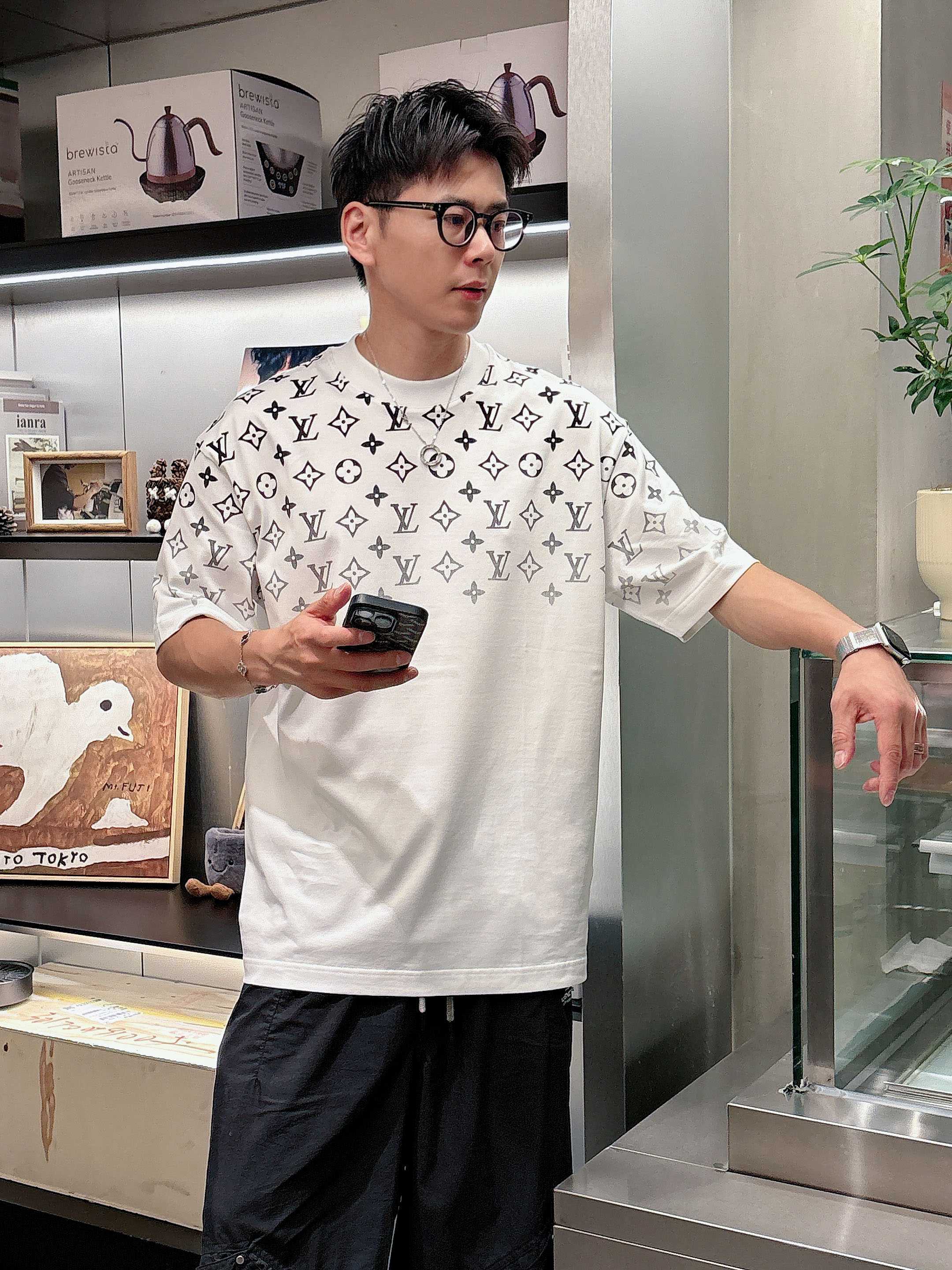 LV 2025春夏新款首发专柜最新款短袖圆领T恤 高端订制 设计前卫时尚！品牌logo重工艺设计 高端定