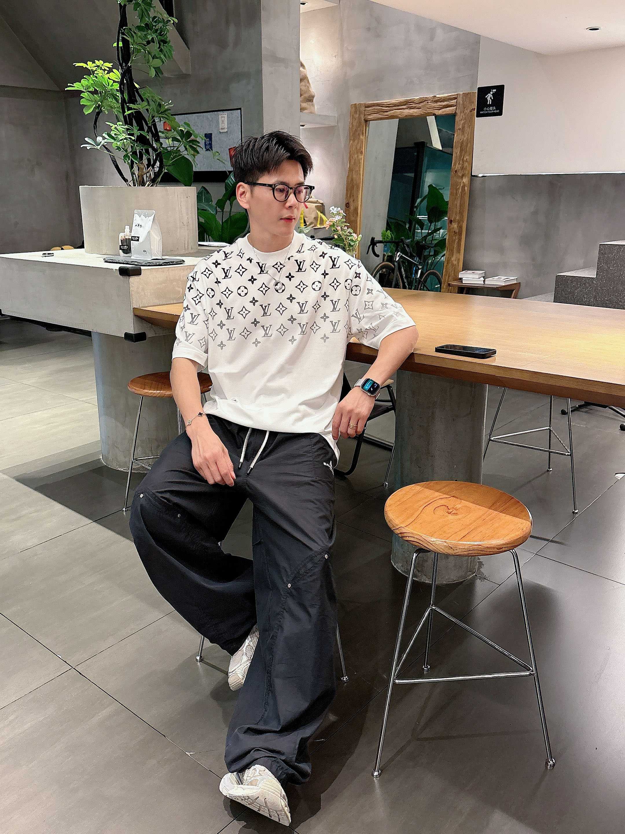 LV 2025春夏新款首发专柜最新款短袖圆领T恤 高端订制 设计前卫时尚！品牌logo重工艺设计 高端定