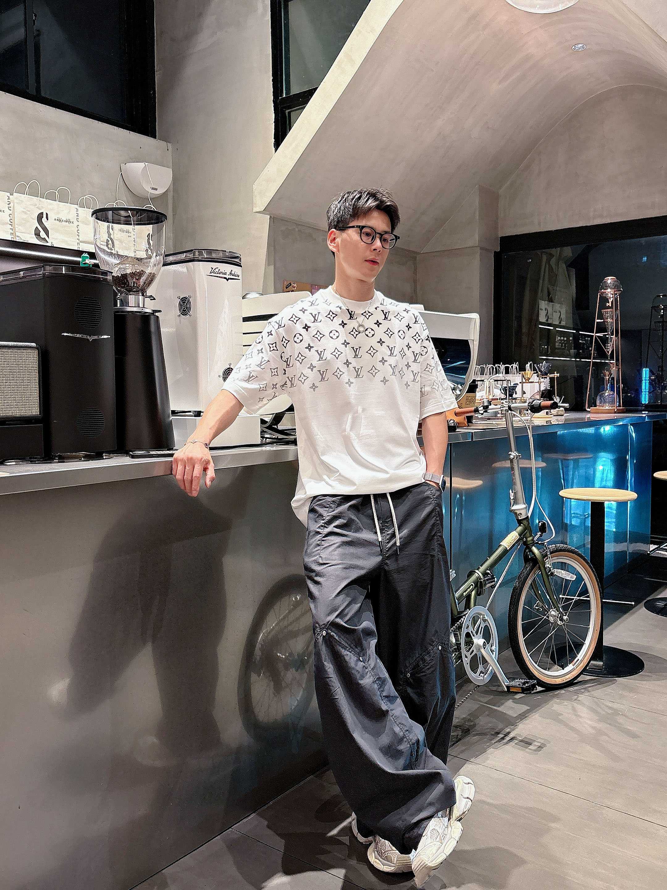 LV 2025春夏新款首发专柜最新款短袖圆领T恤 高端订制 设计前卫时尚！品牌logo重工艺设计 高端定