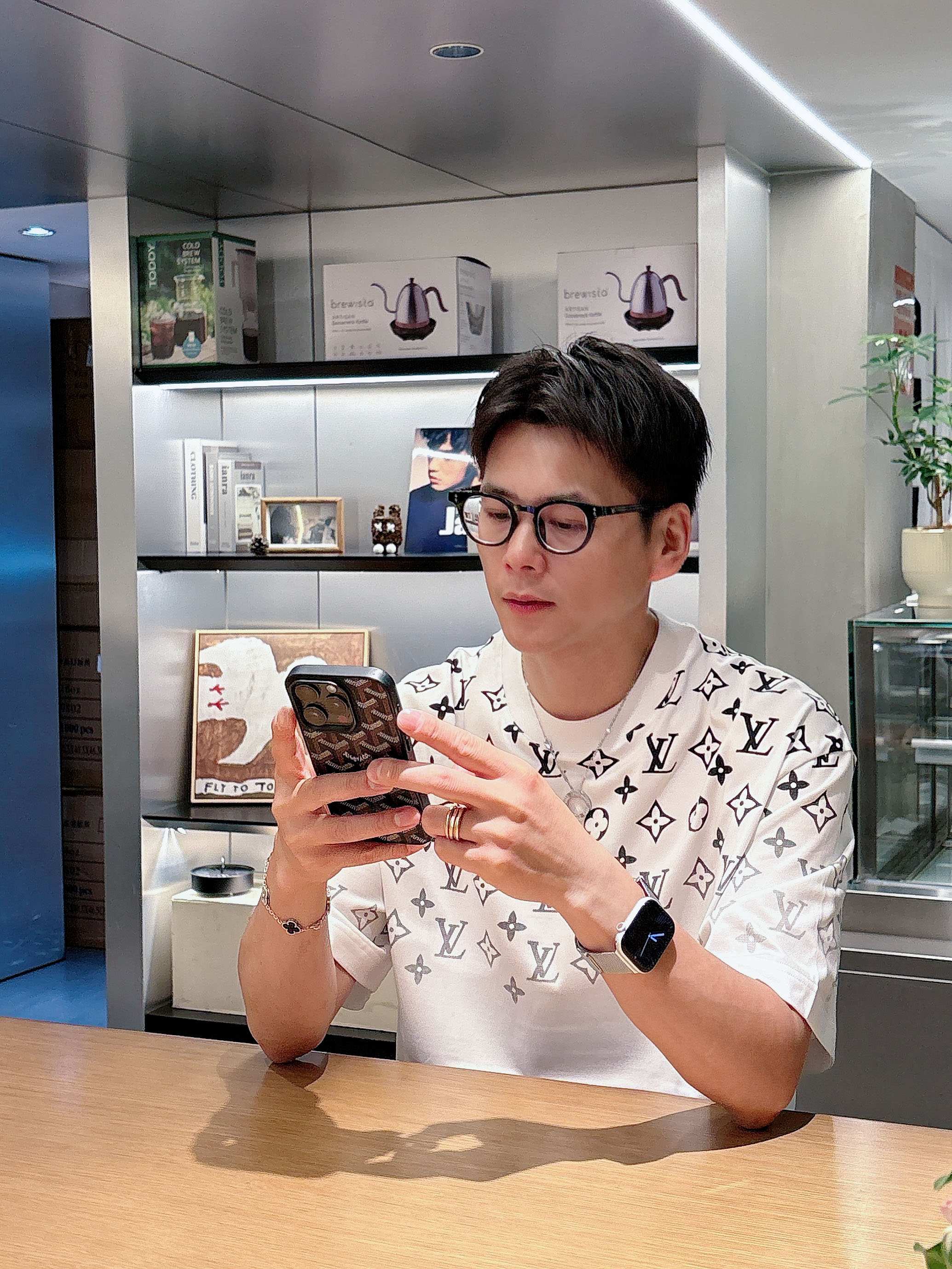 LV 2025春夏新款首发专柜最新款短袖圆领T恤 高端订制 设计前卫时尚！品牌logo重工艺设计 高端定