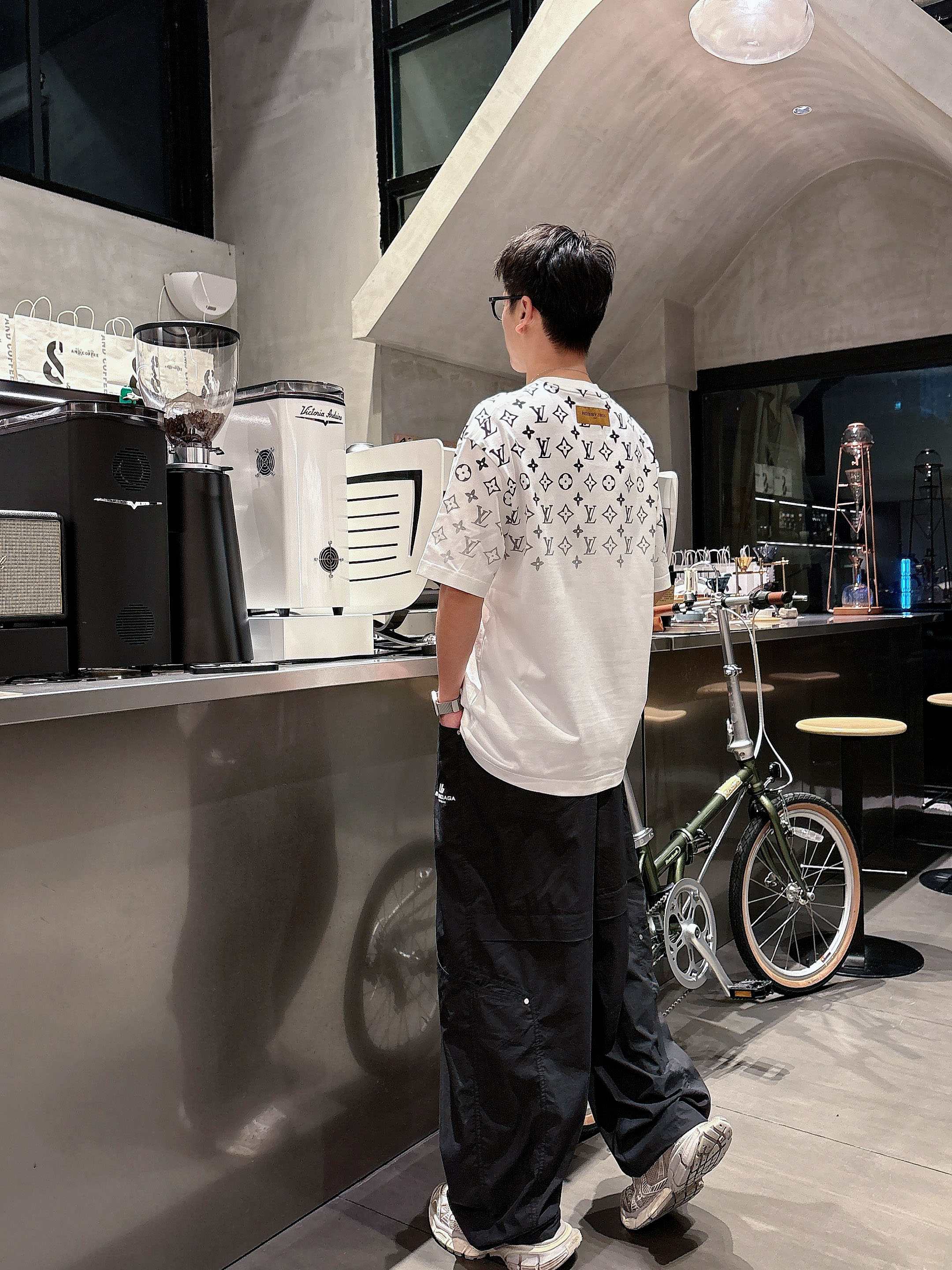 LV 2025春夏新款首发专柜最新款短袖圆领T恤 高端订制 设计前卫时尚！品牌logo重工艺设计 高端定