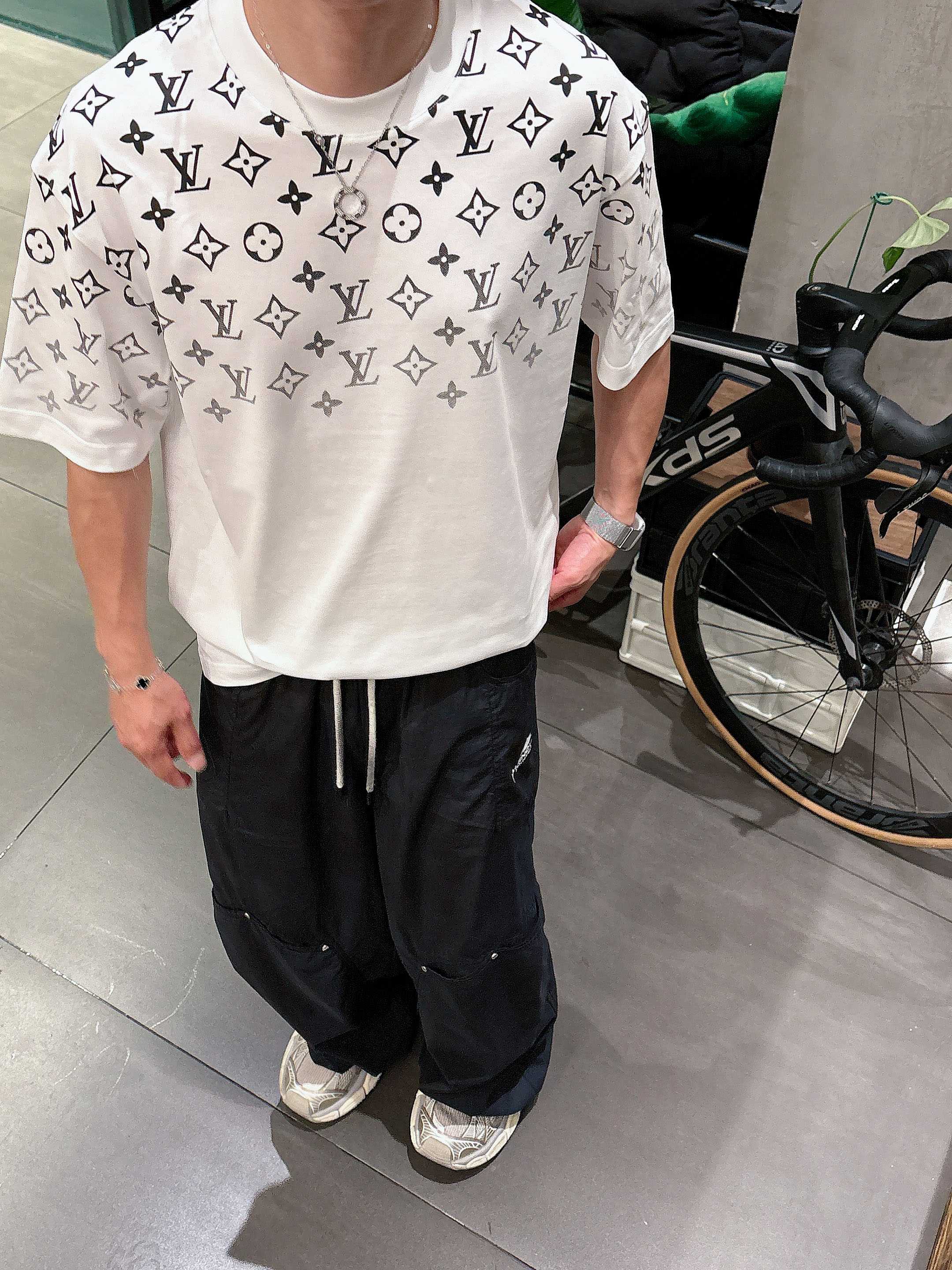 LV 2025春夏新款首发专柜最新款短袖圆领T恤 高端订制 设计前卫时尚！品牌logo重工艺设计 高端定