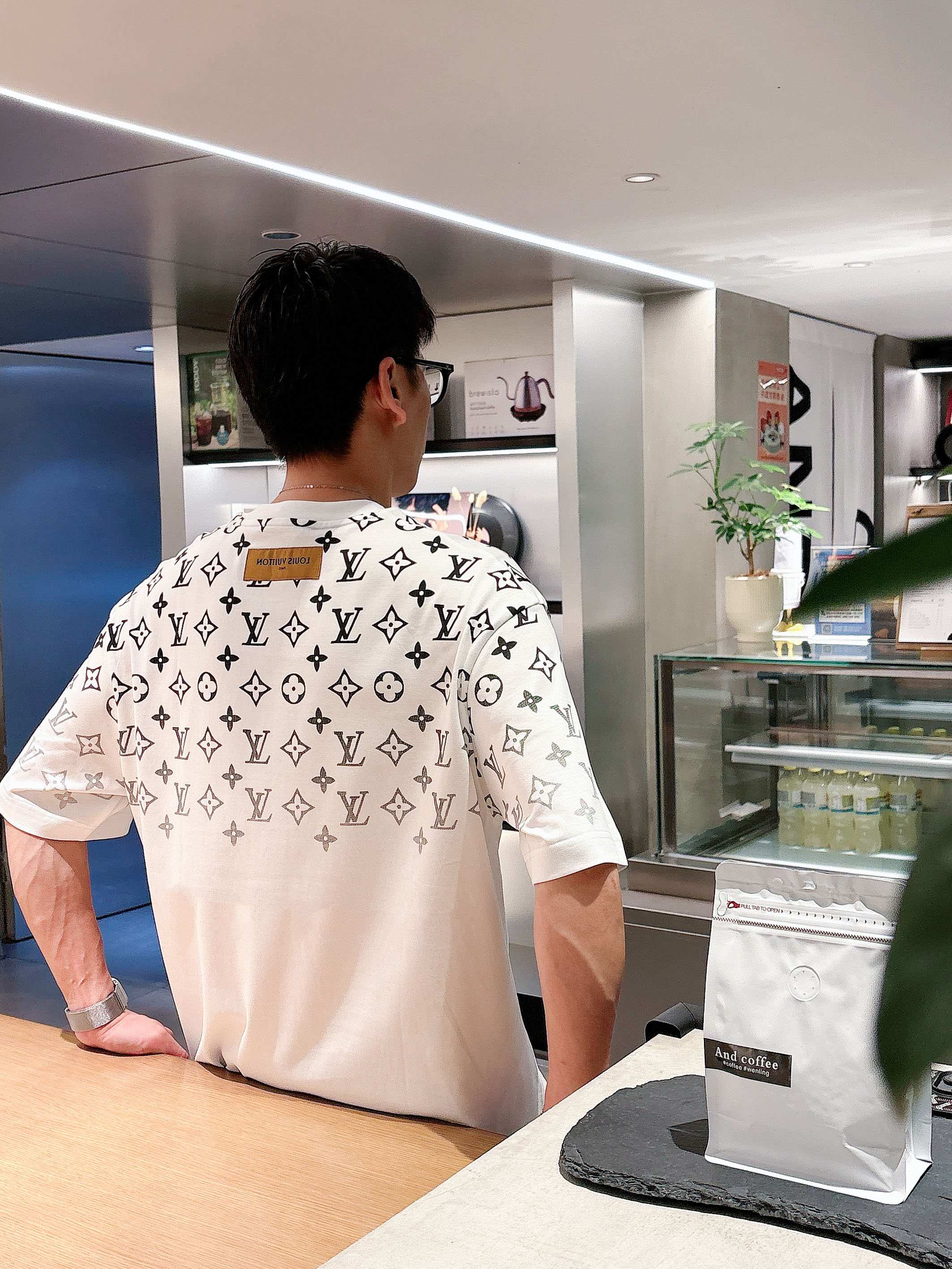 LV 2025春夏新款首发专柜最新款短袖圆领T恤 高端订制 设计前卫时尚！品牌logo重工艺设计 高端定