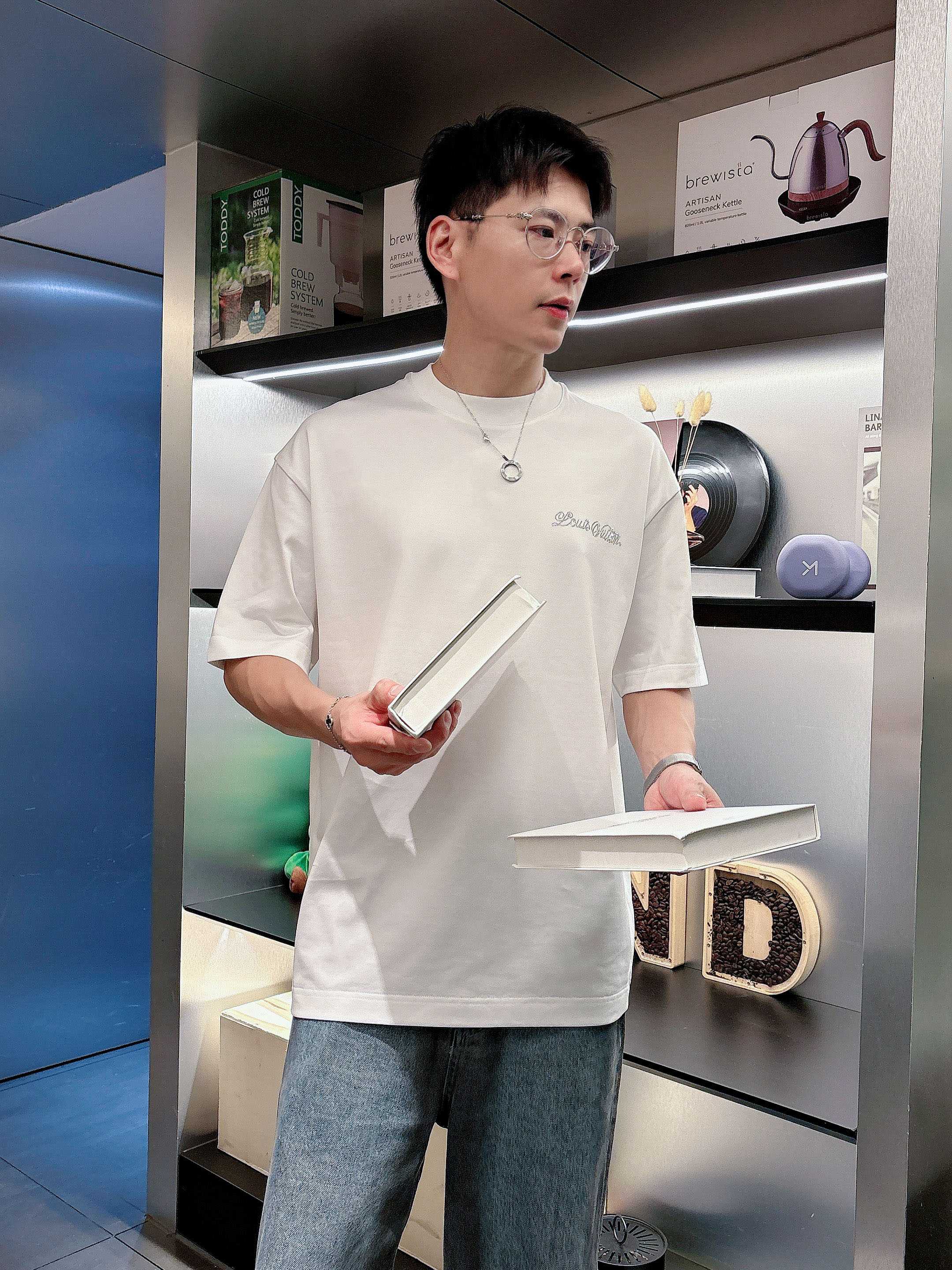 LV 2025春夏新款首发专柜最新款短袖圆领T恤 高端订制 设计前卫时尚！品牌logo重工艺设计 高端定