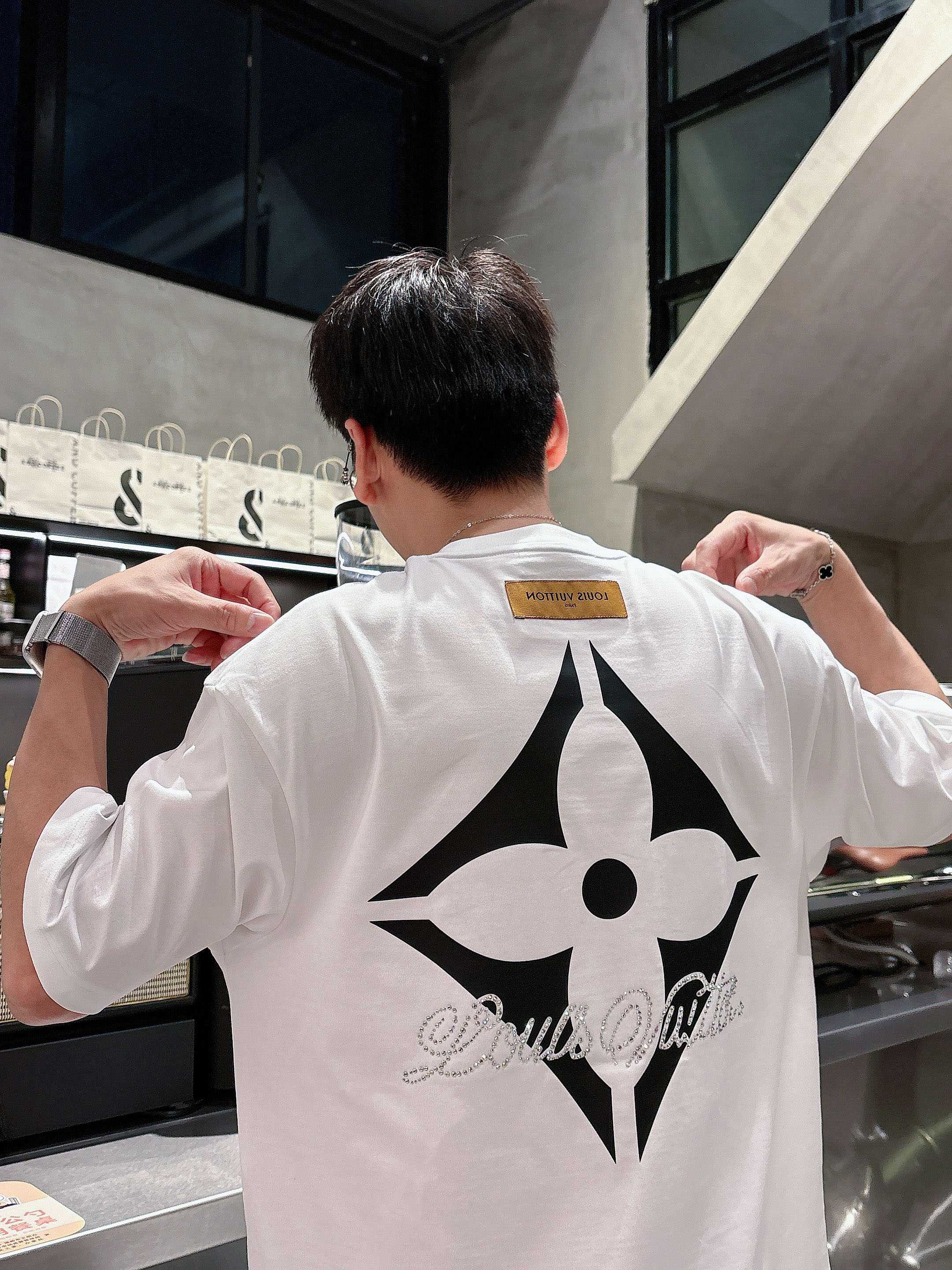 LV 2025春夏新款首发专柜最新款短袖圆领T恤 高端订制 设计前卫时尚！品牌logo重工艺设计 高端定