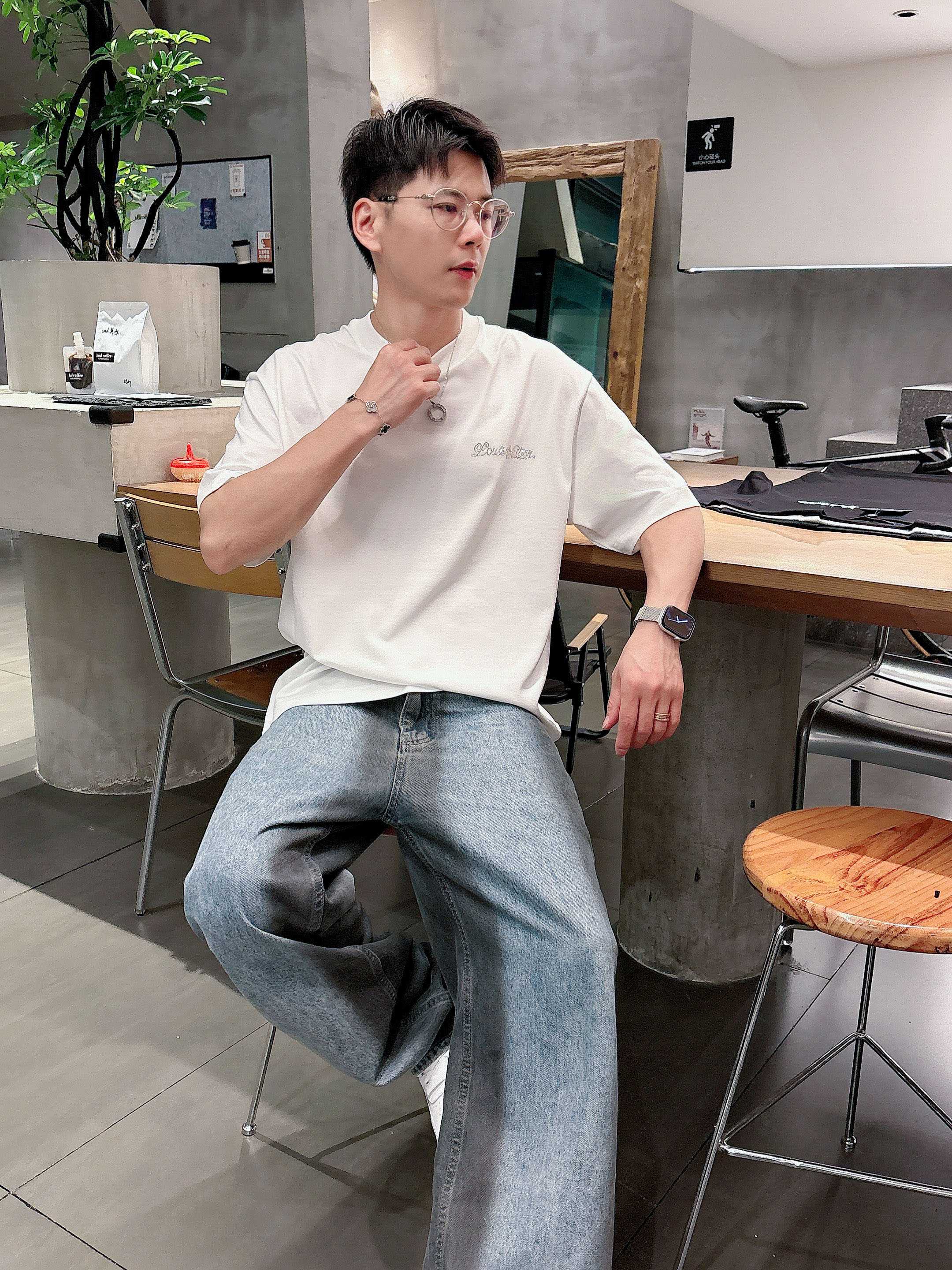 LV 2025春夏新款首发专柜最新款短袖圆领T恤 高端订制 设计前卫时尚！品牌logo重工艺设计 高端定