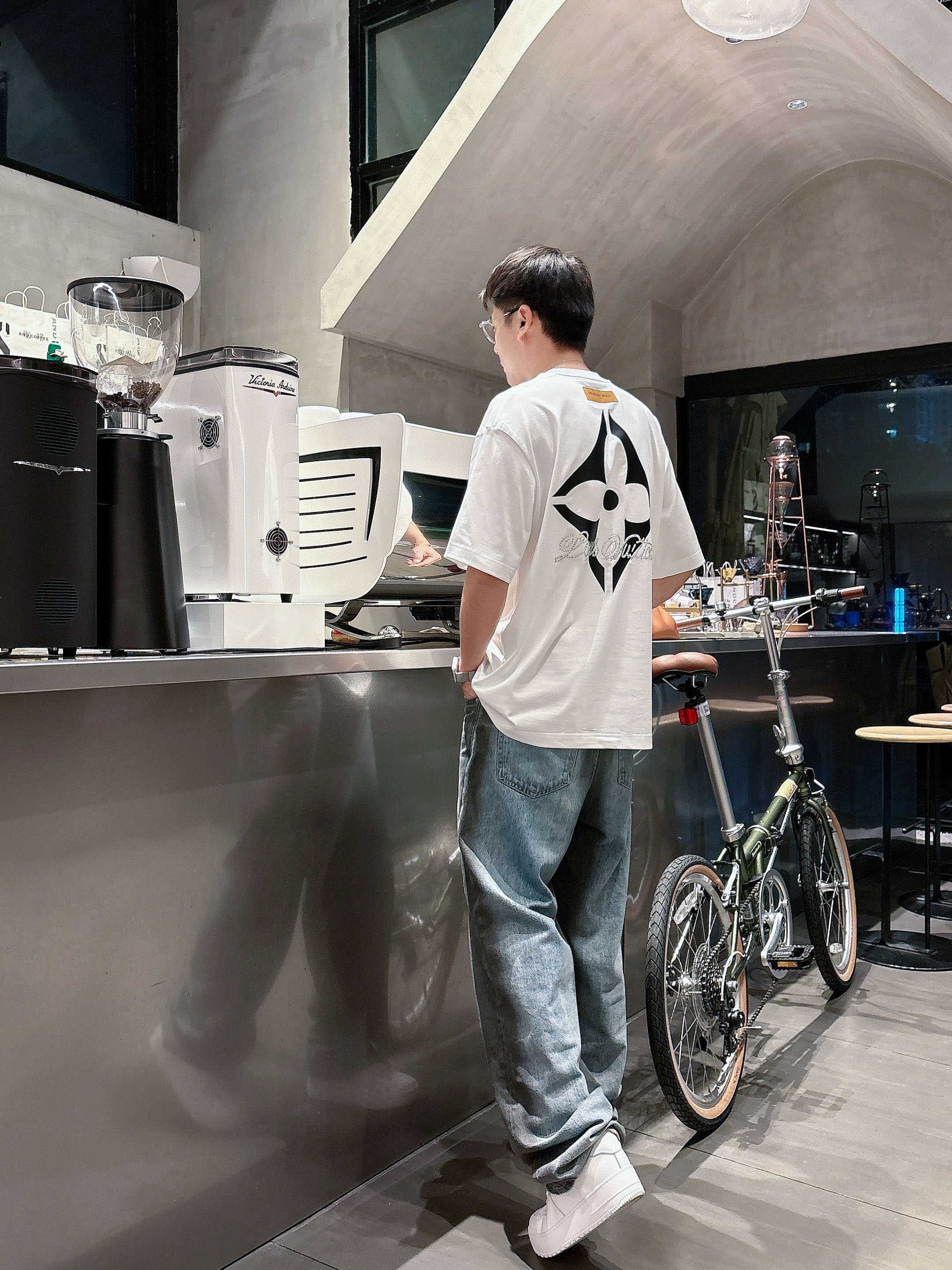 LV 2025春夏新款首发专柜最新款短袖圆领T恤 高端订制 设计前卫时尚！品牌logo重工艺设计 高端定