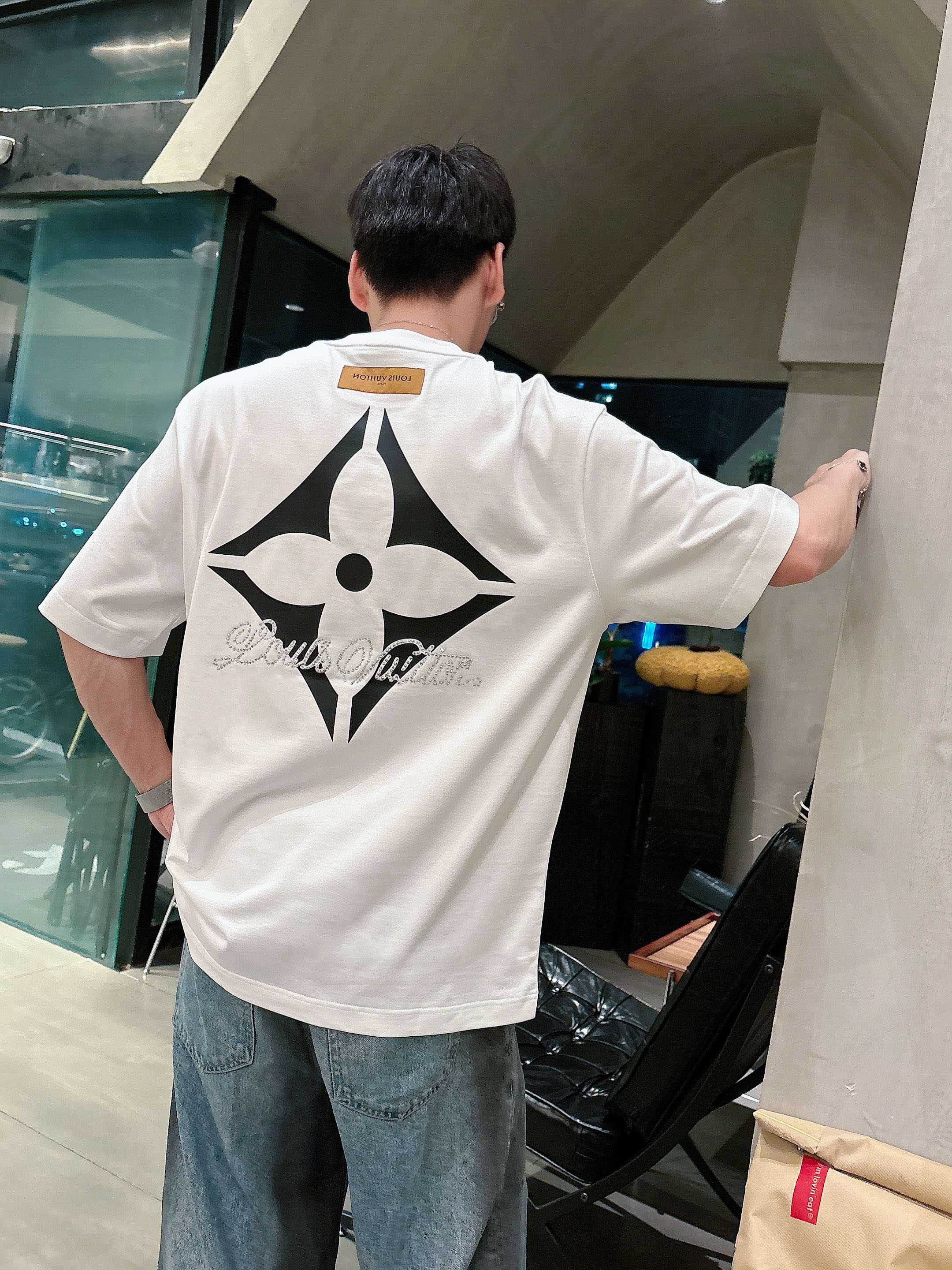 LV 2025春夏新款首发专柜最新款短袖圆领T恤 高端订制 设计前卫时尚！品牌logo重工艺设计 高端定