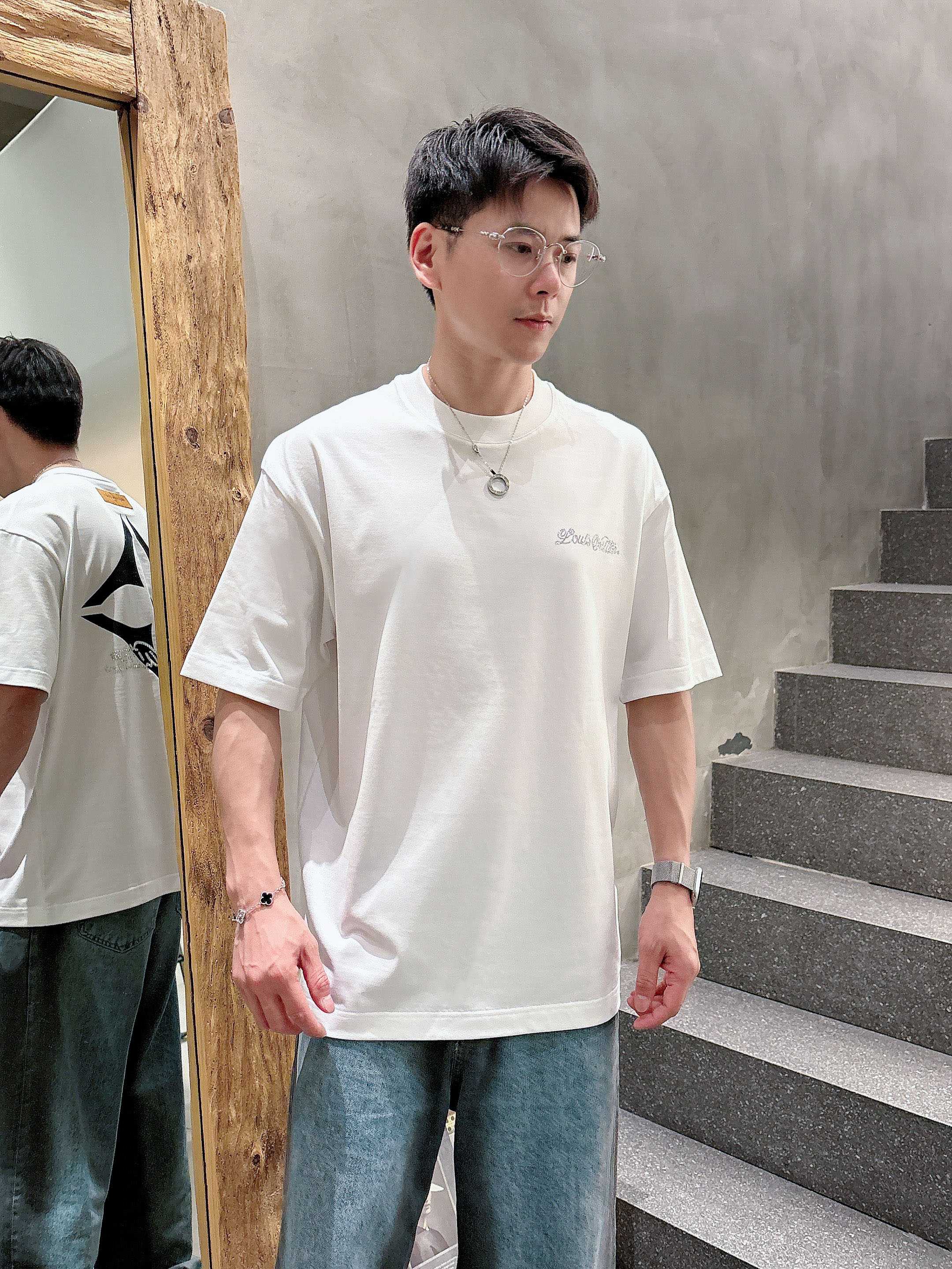 LV 2025春夏新款首发专柜最新款短袖圆领T恤 高端订制 设计前卫时尚！品牌logo重工艺设计 高端定