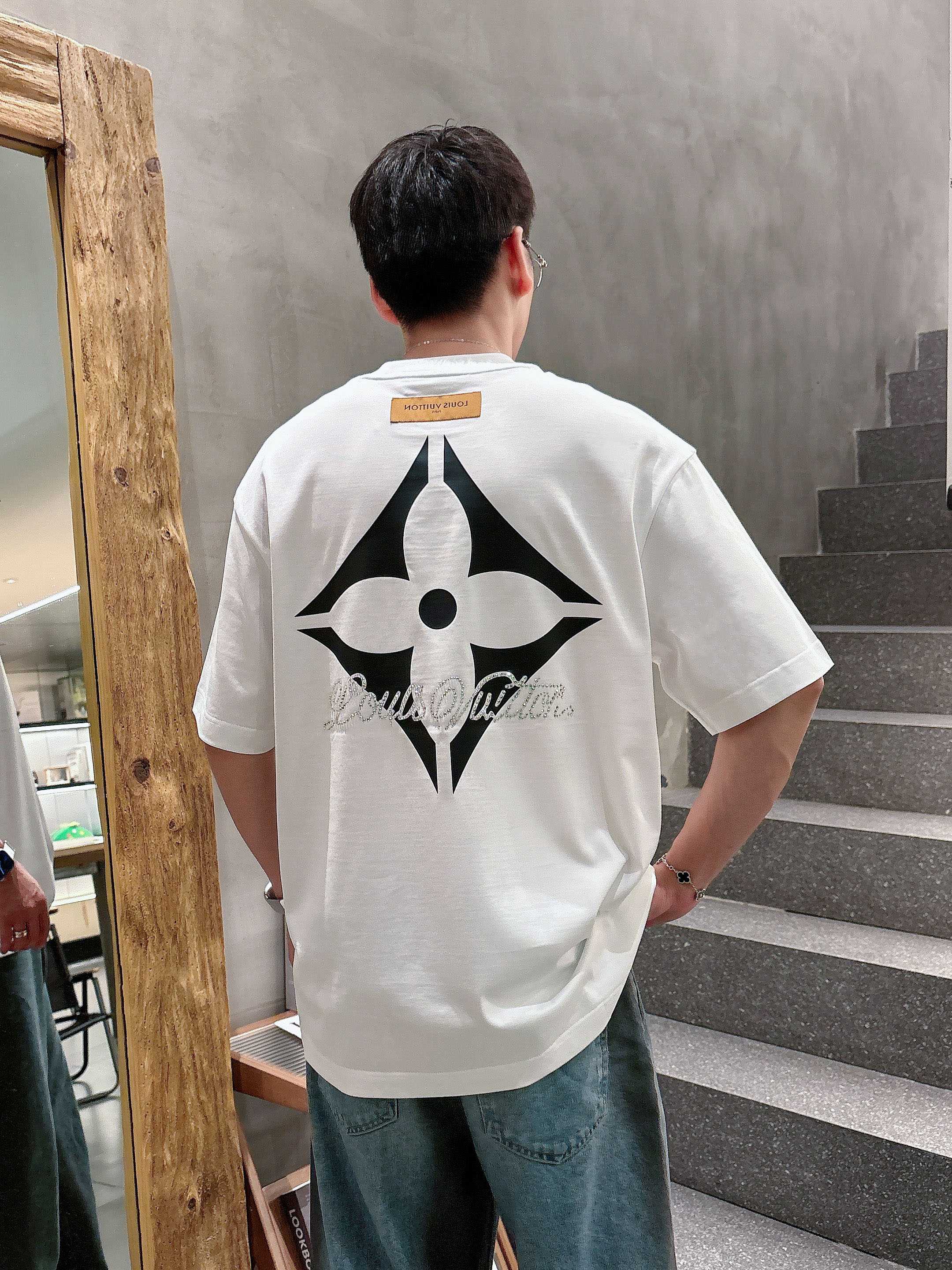 LV 2025春夏新款首发专柜最新款短袖圆领T恤 高端订制 设计前卫时尚！品牌logo重工艺设计 高端定