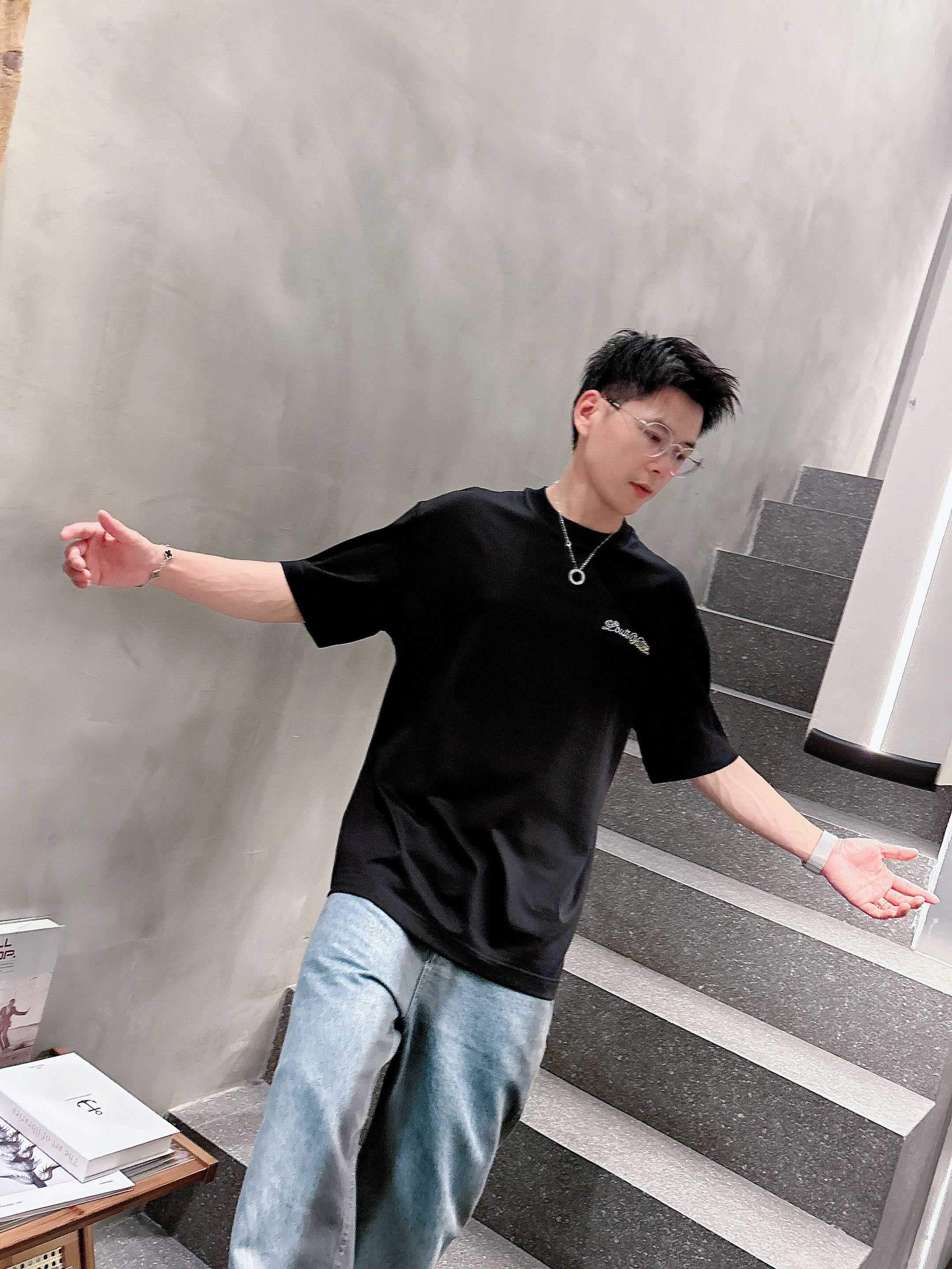 LV 2025春夏新款首发专柜最新款短袖圆领T恤 高端订制 设计前卫时尚！品牌logo重工艺设计 高端定