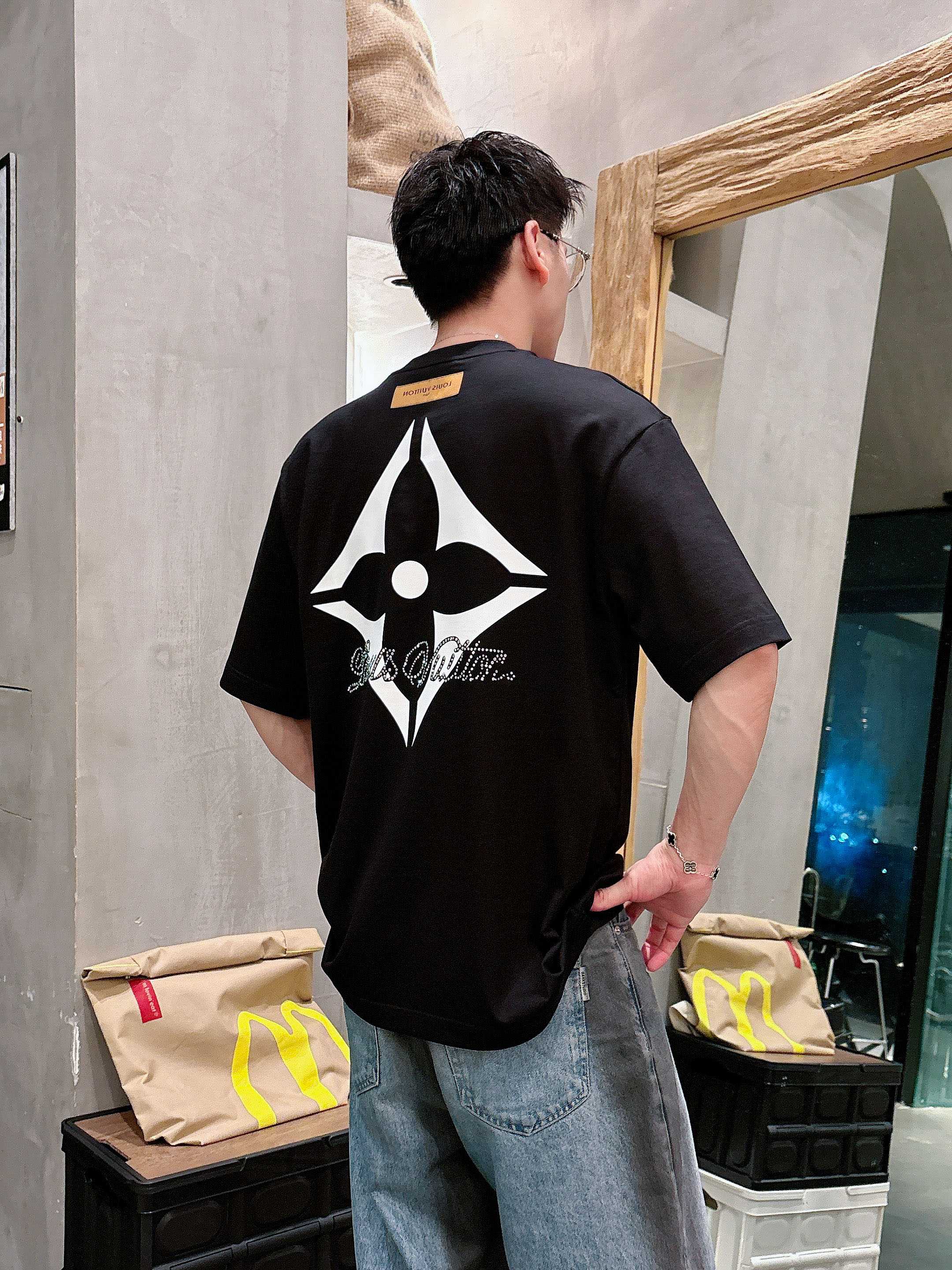 LV 2025春夏新款首发专柜最新款短袖圆领T恤 高端订制 设计前卫时尚！品牌logo重工艺设计 高端定