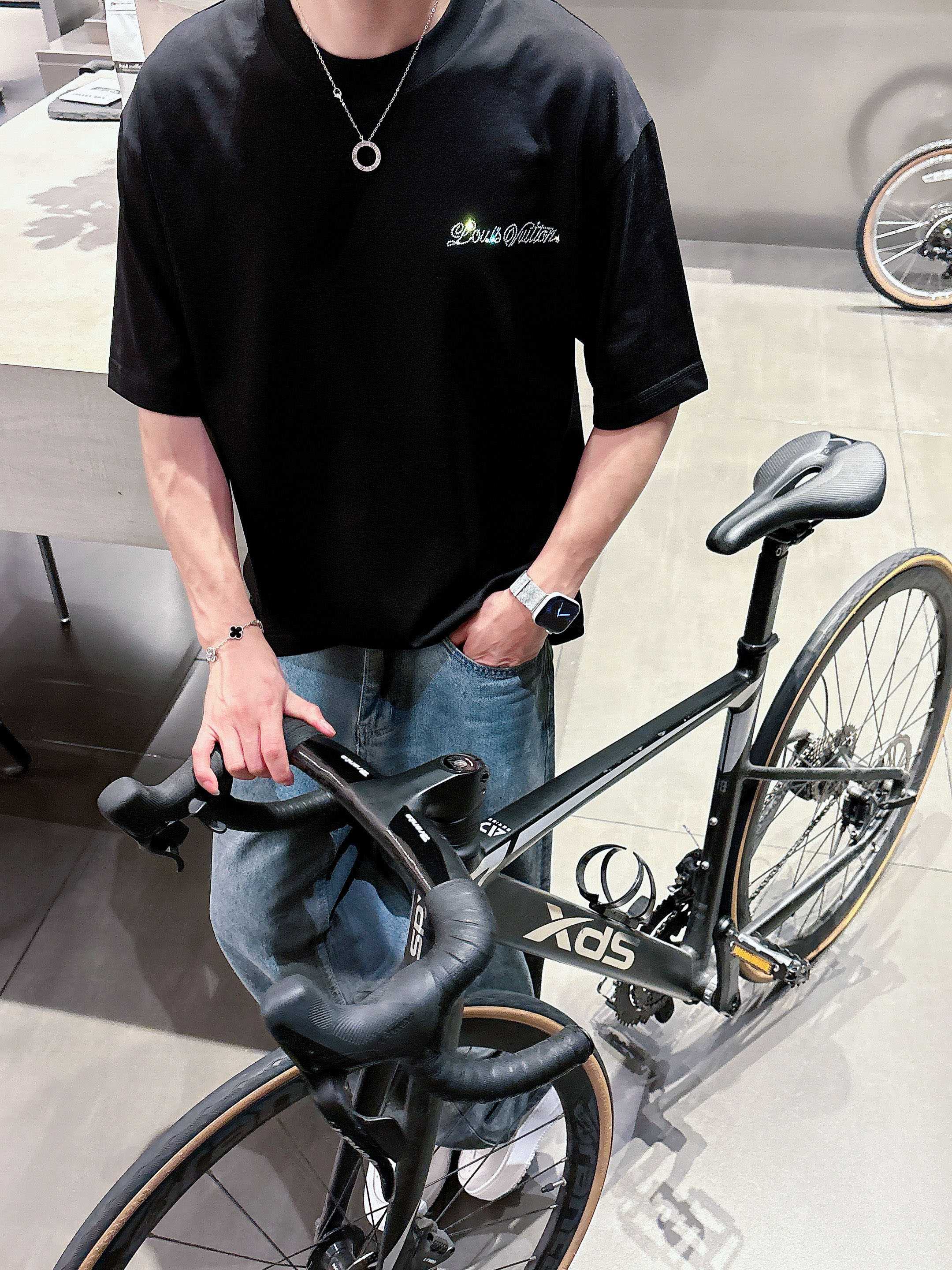 LV 2025春夏新款首发专柜最新款短袖圆领T恤 高端订制 设计前卫时尚！品牌logo重工艺设计 高端定