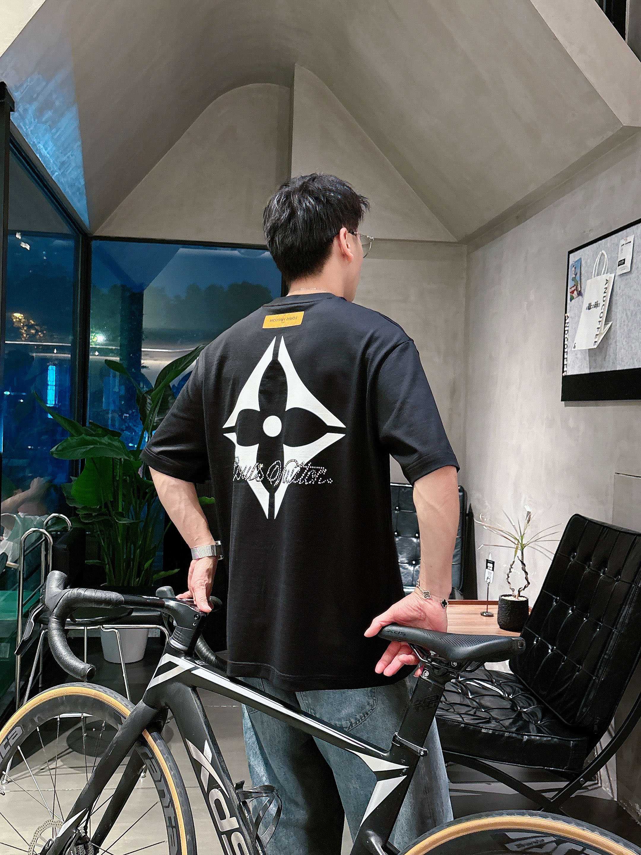 LV 2025春夏新款首发专柜最新款短袖圆领T恤 高端订制 设计前卫时尚！品牌logo重工艺设计 高端定