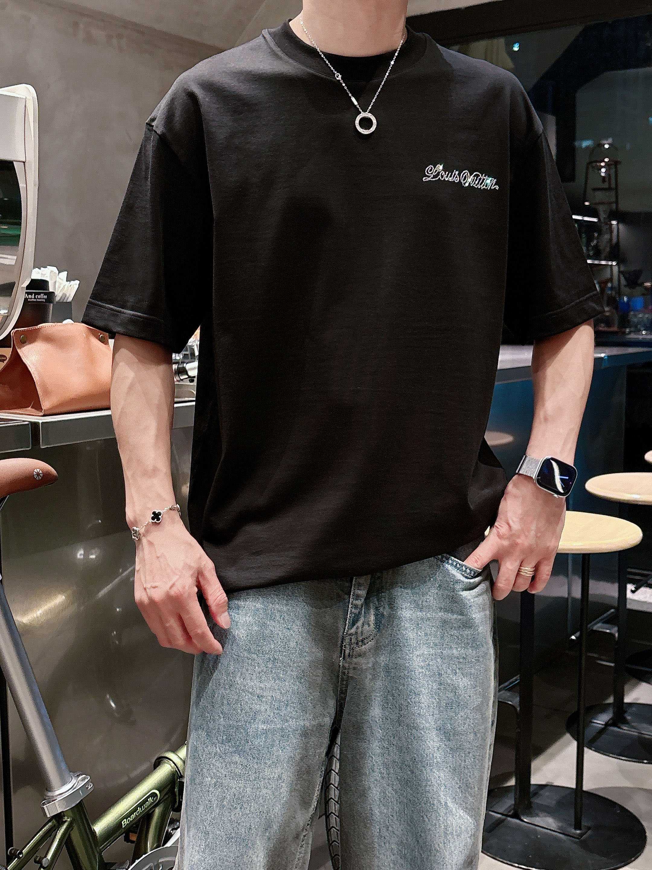 LV 2025春夏新款首发专柜最新款短袖圆领T恤 高端订制 设计前卫时尚！品牌logo重工艺设计 高端定