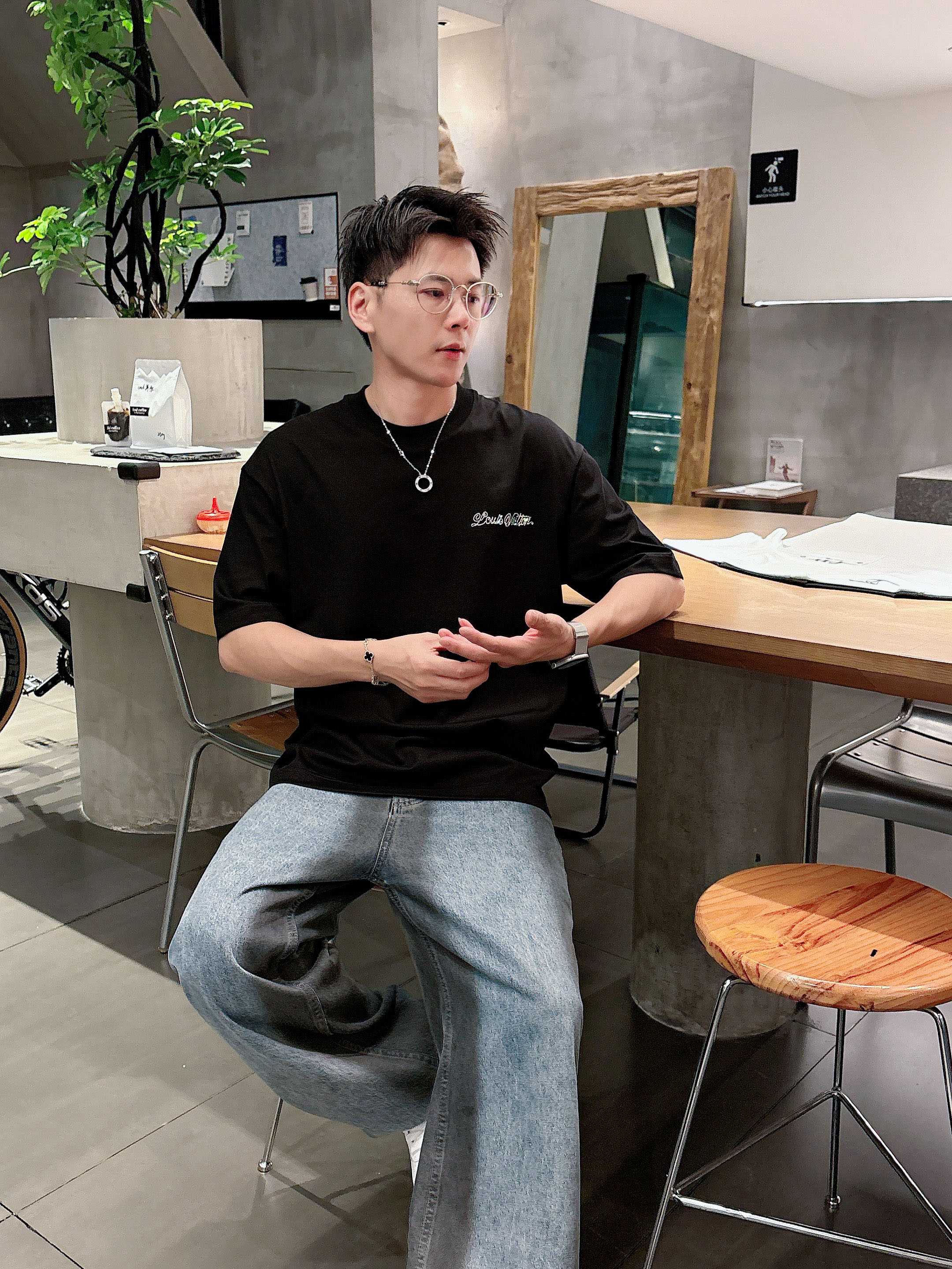 LV 2025春夏新款首发专柜最新款短袖圆领T恤 高端订制 设计前卫时尚！品牌logo重工艺设计 高端定