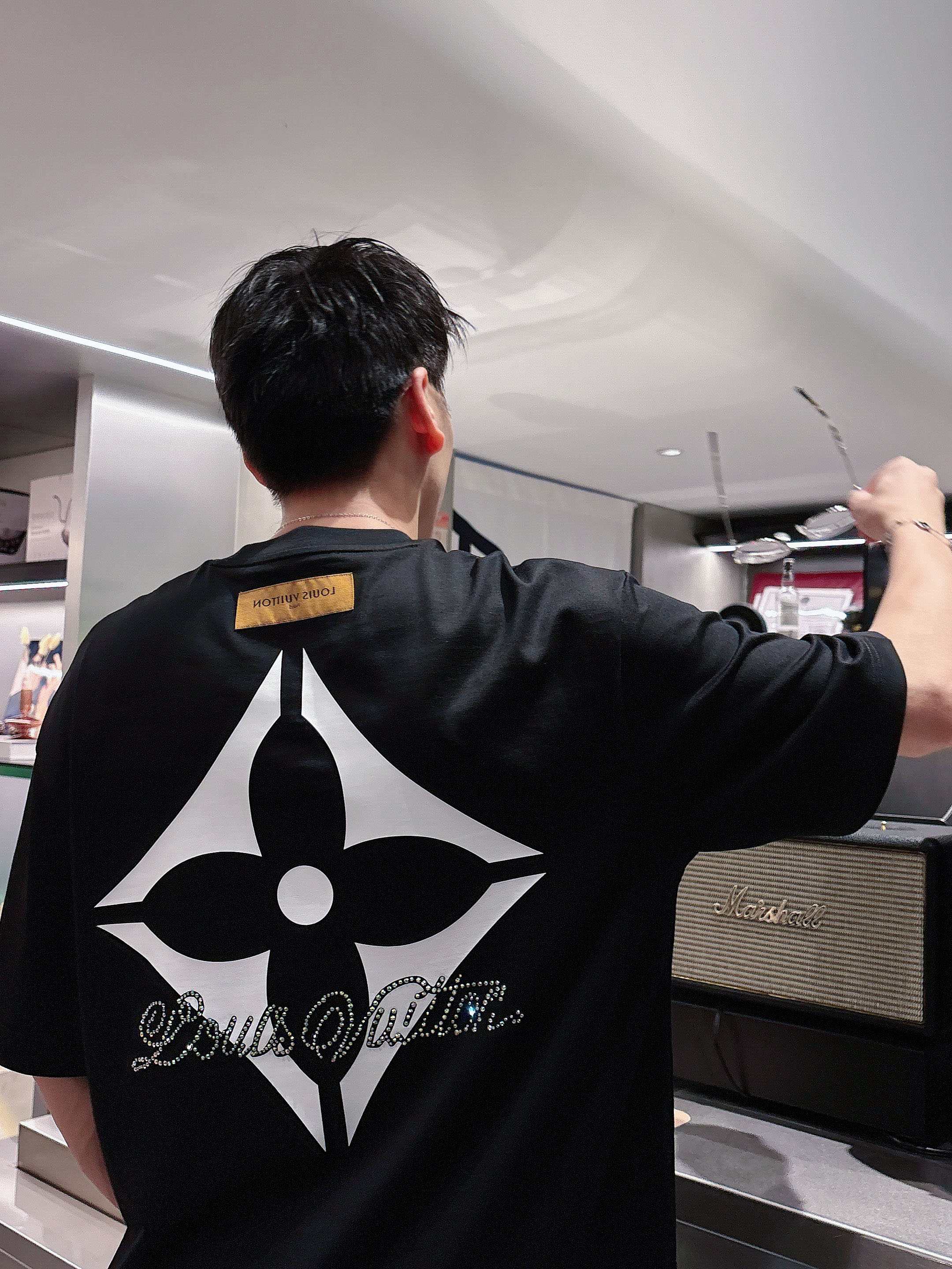 LV 2025春夏新款首发专柜最新款短袖圆领T恤 高端订制 设计前卫时尚！品牌logo重工艺设计 高端定