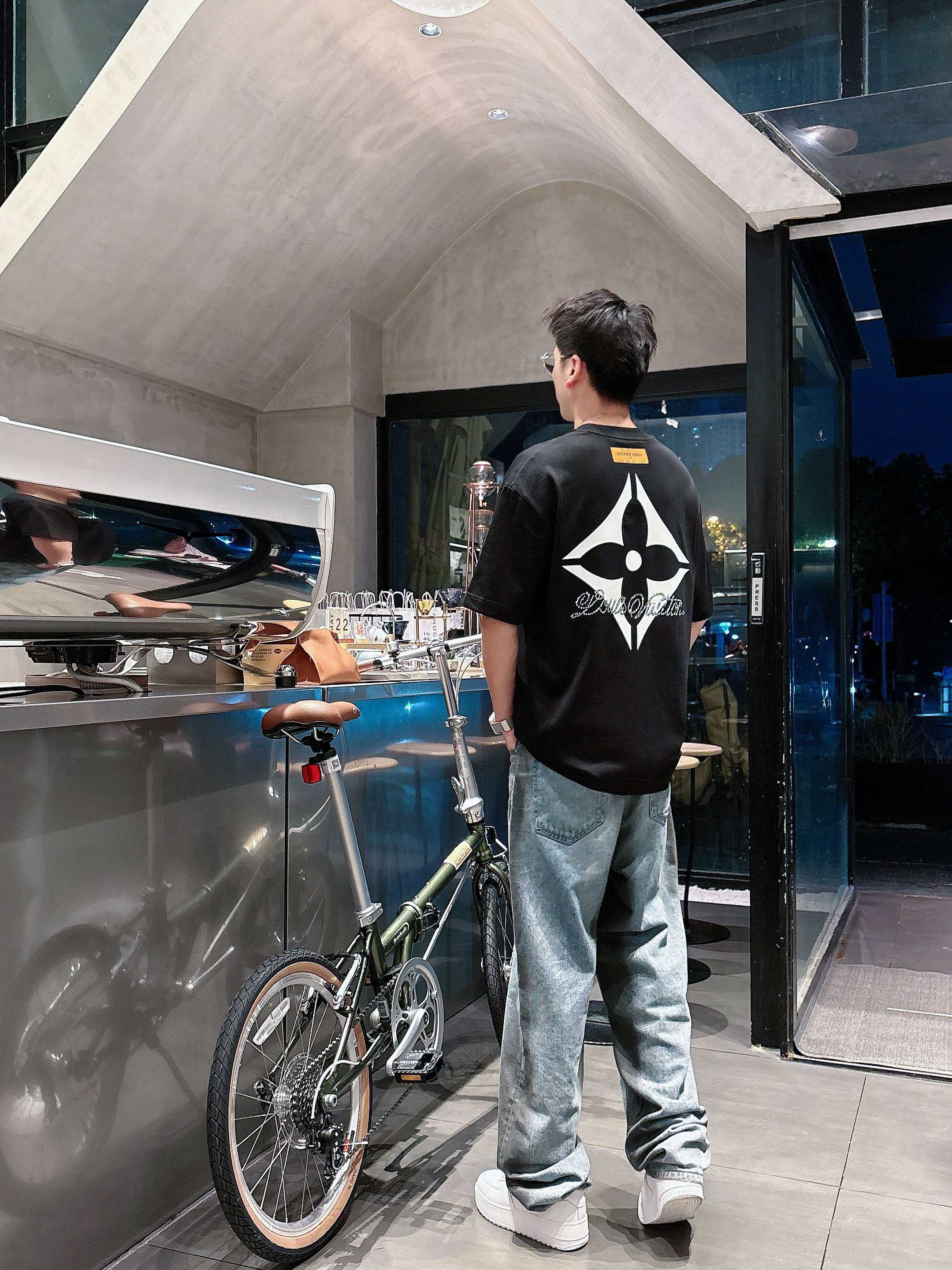 LV 2025春夏新款首发专柜最新款短袖圆领T恤 高端订制 设计前卫时尚！品牌logo重工艺设计 高端定