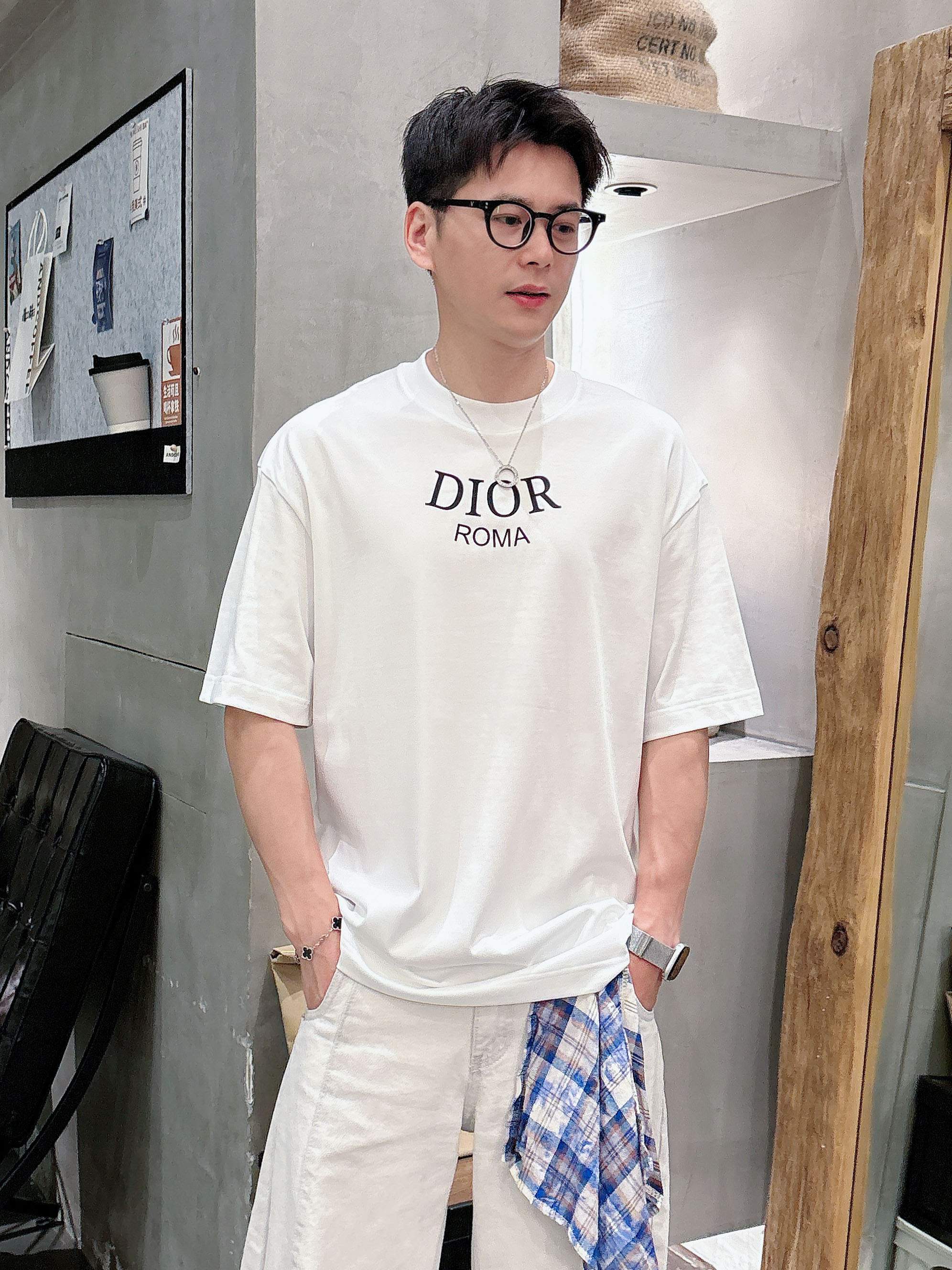 迪奥 2025春夏新款首发专柜最新款短袖圆领T恤 高端订制 设计前卫时尚！品牌logo重工艺设计 高端定