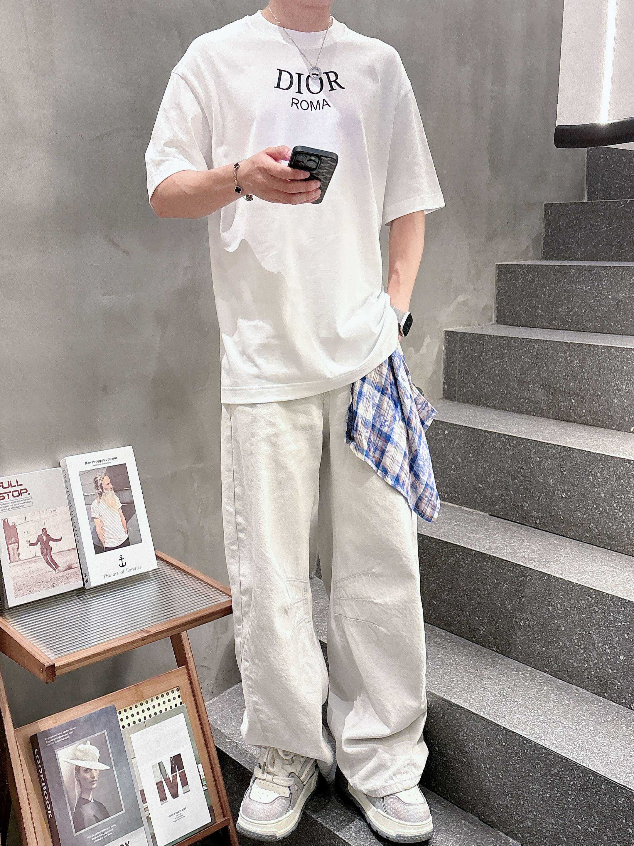 迪奥 2025春夏新款首发专柜最新款短袖圆领T恤 高端订制 设计前卫时尚！品牌logo重工艺设计 高端定