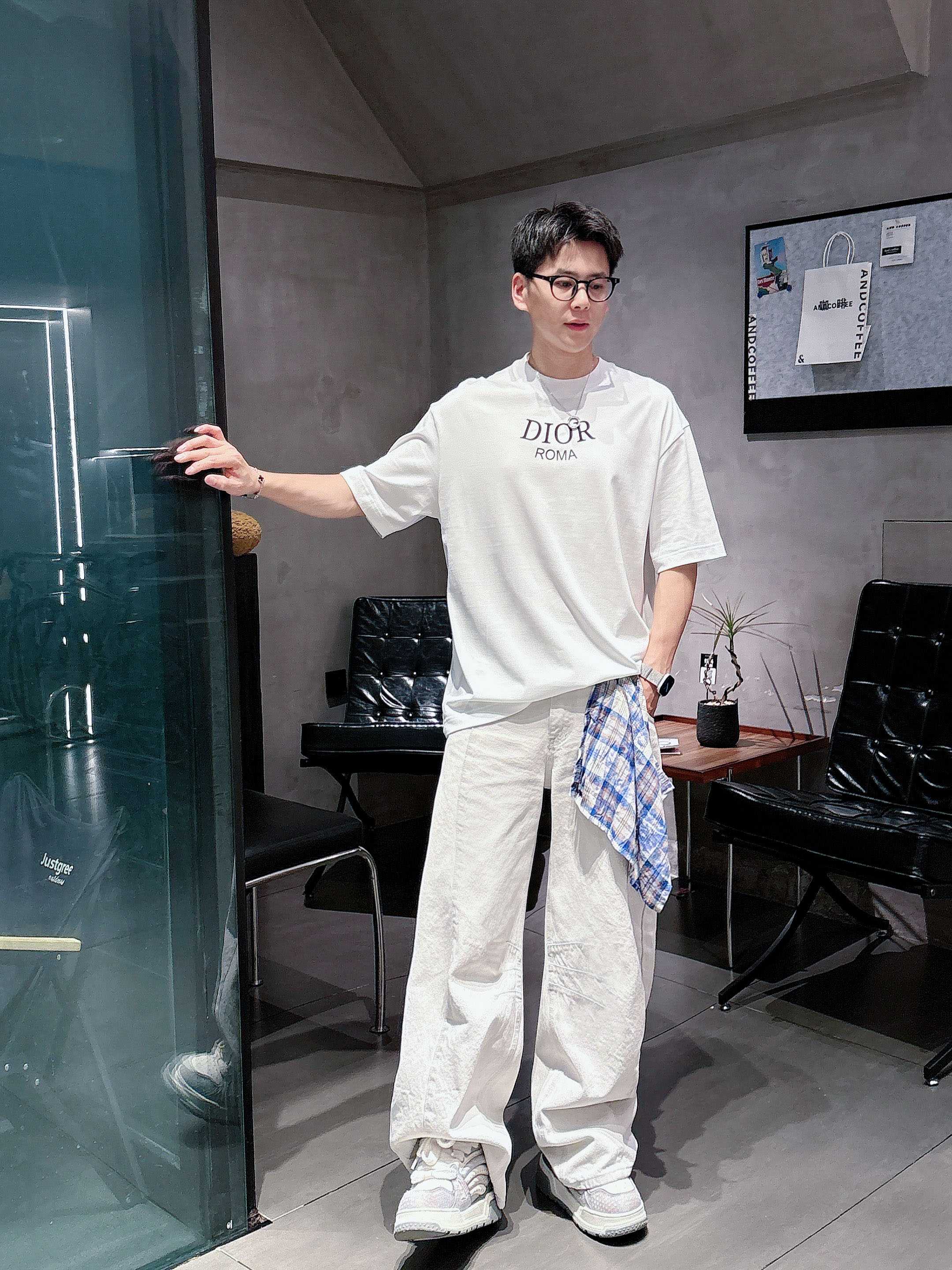 迪奥 2025春夏新款首发专柜最新款短袖圆领T恤 高端订制 设计前卫时尚！品牌logo重工艺设计 高端定