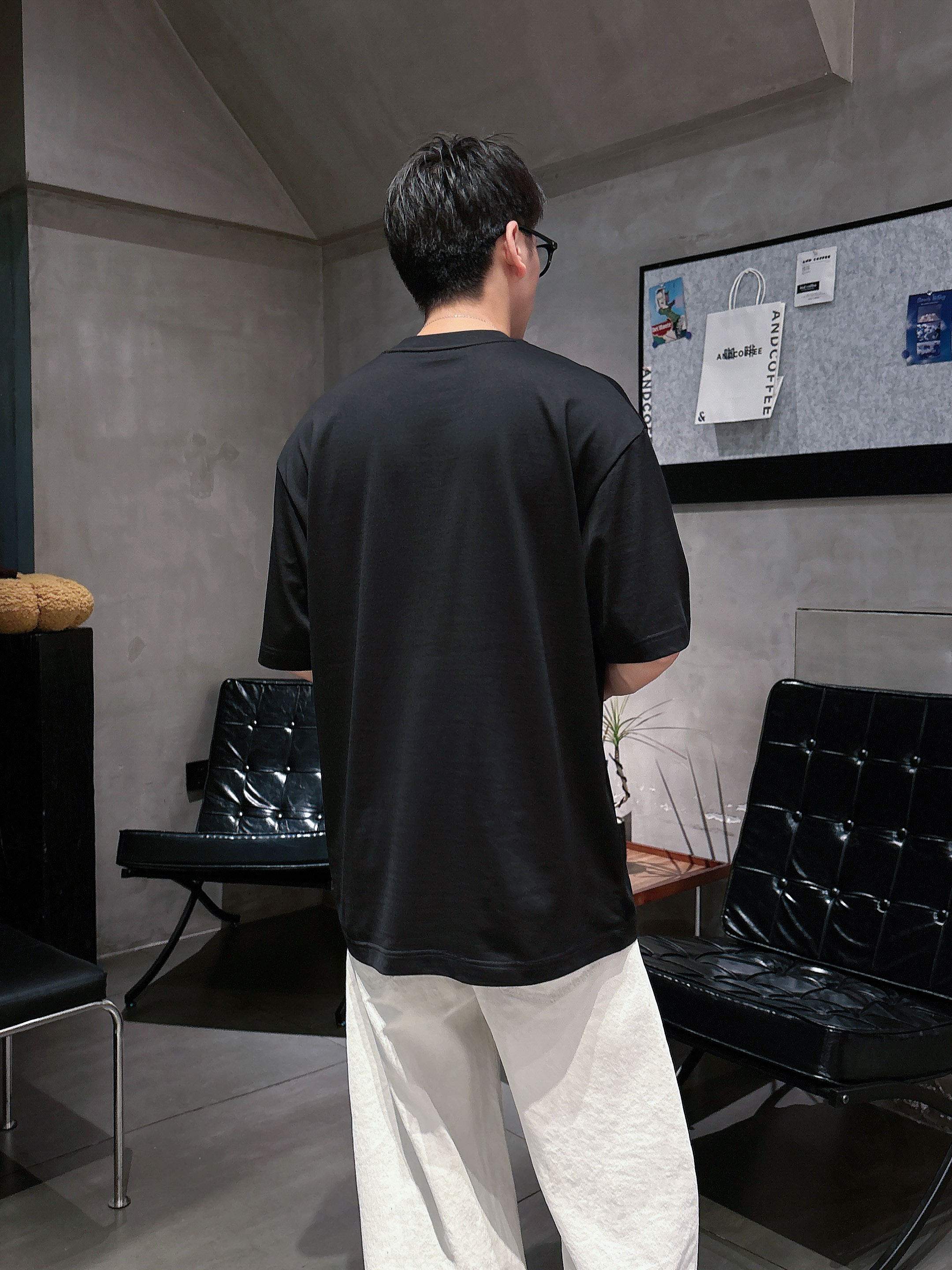 迪奥 2025春夏新款首发专柜最新款短袖圆领T恤 高端订制 设计前卫时尚！品牌logo重工艺设计 高端定