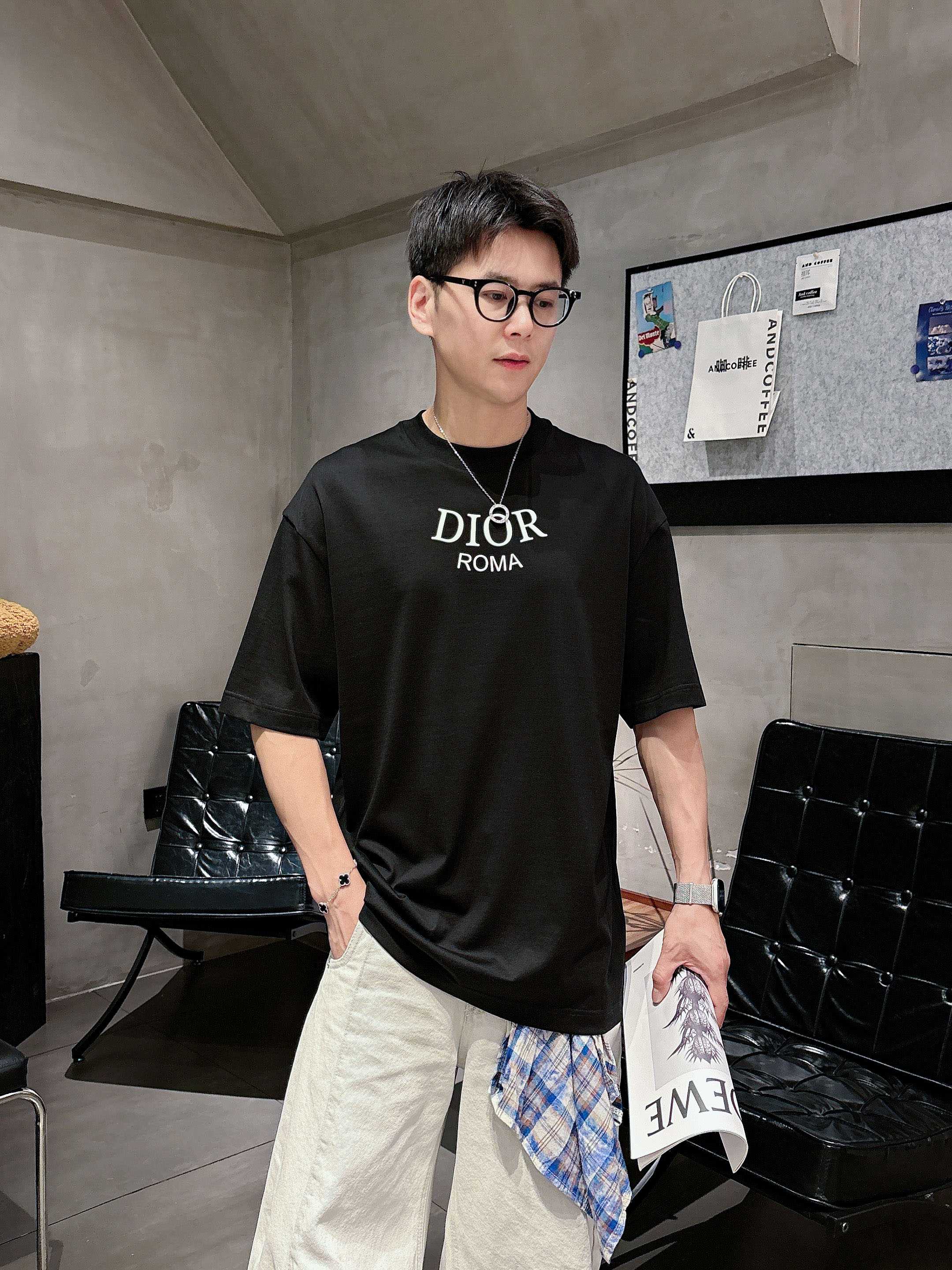 迪奥 2025春夏新款首发专柜最新款短袖圆领T恤 高端订制 设计前卫时尚！品牌logo重工艺设计 高端定