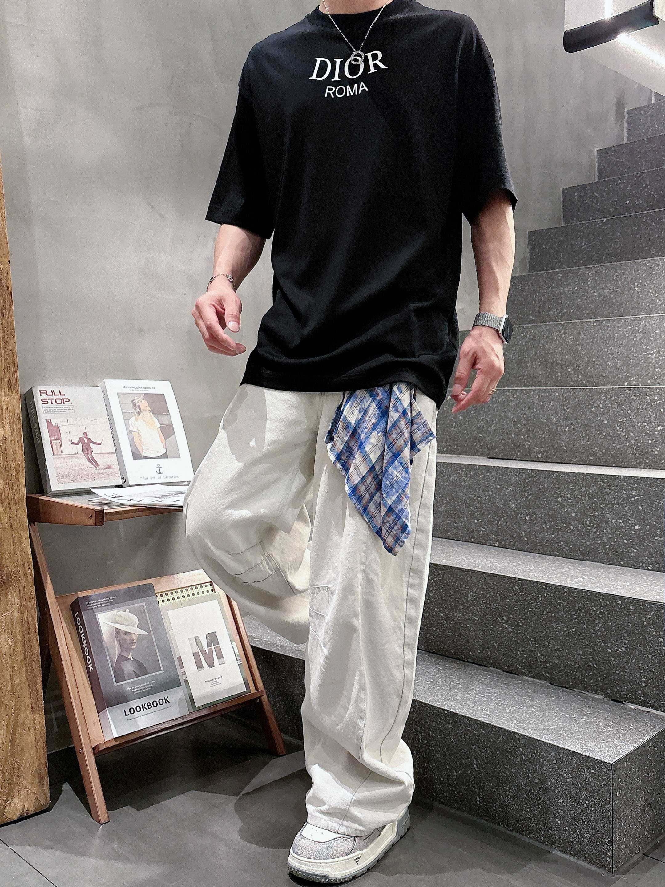 迪奥 2025春夏新款首发专柜最新款短袖圆领T恤 高端订制 设计前卫时尚！品牌logo重工艺设计 高端定