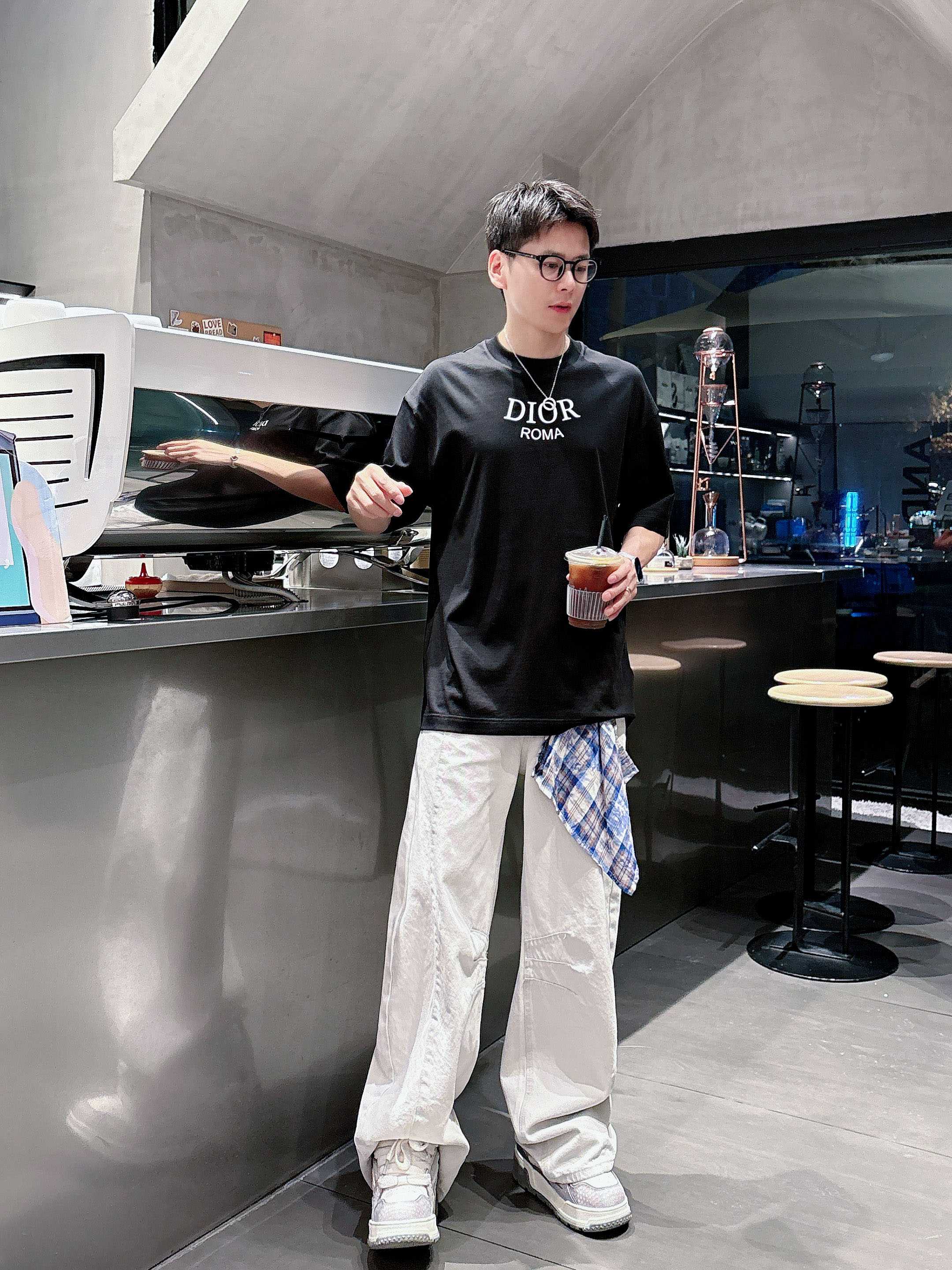 迪奥 2025春夏新款首发专柜最新款短袖圆领T恤 高端订制 设计前卫时尚！品牌logo重工艺设计 高端定