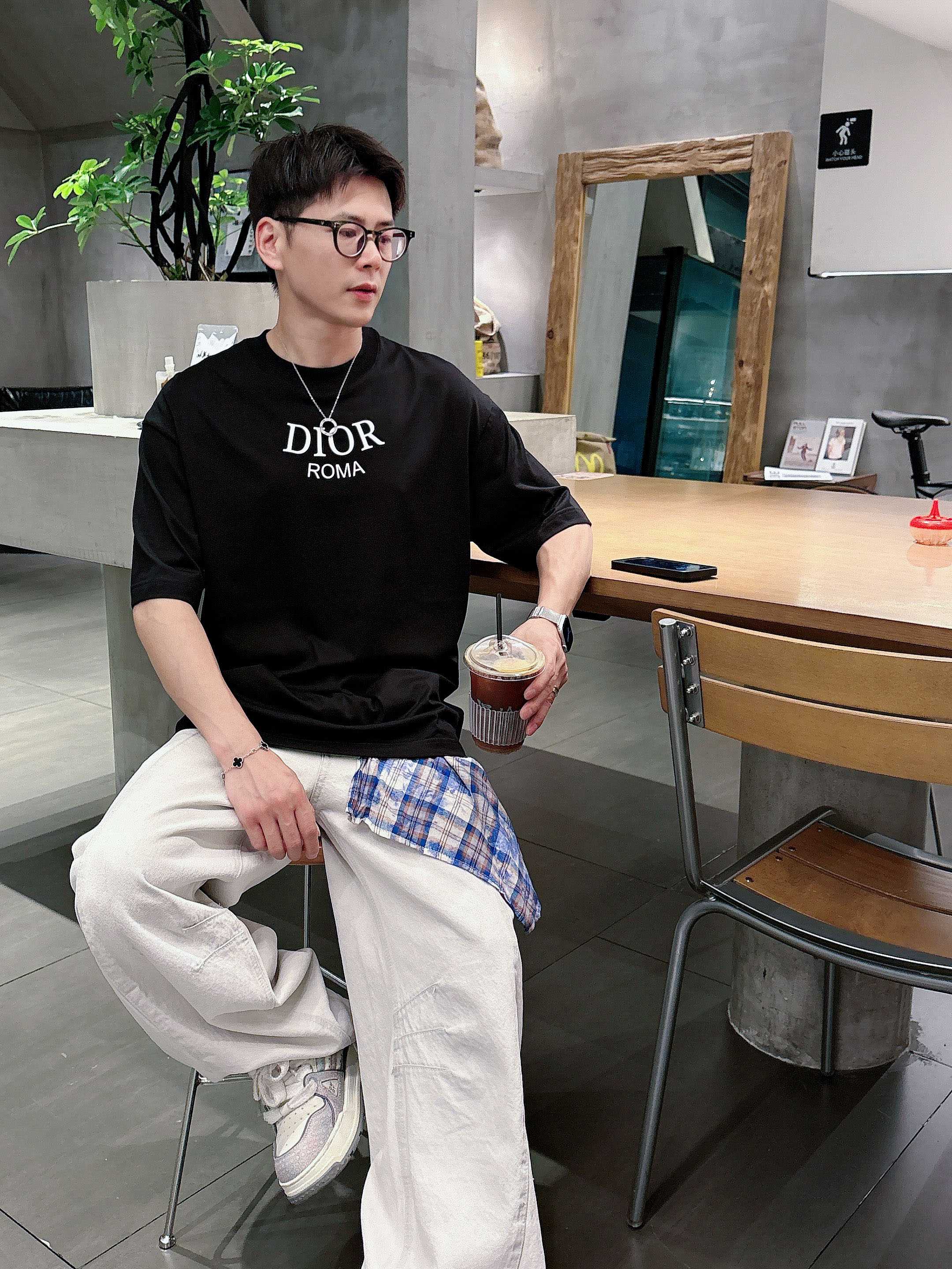 迪奥 2025春夏新款首发专柜最新款短袖圆领T恤 高端订制 设计前卫时尚！品牌logo重工艺设计 高端定