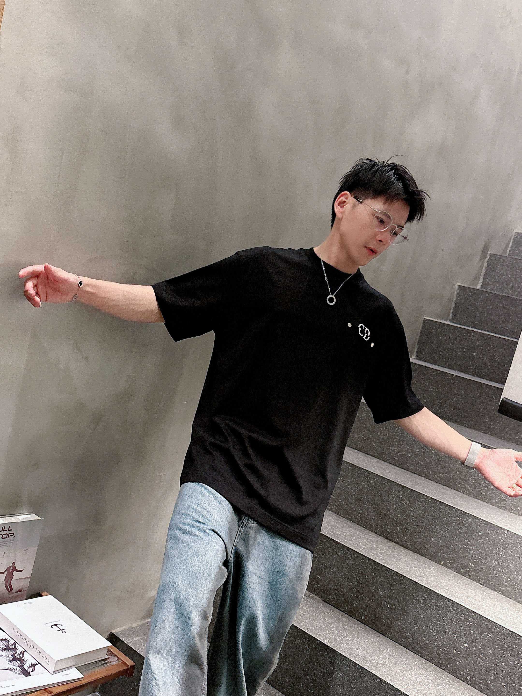 迪奥 2025春夏新款首发专柜最新款短袖圆领T恤 高端订制 设计前卫时尚！品牌logo重工艺设计 高端定