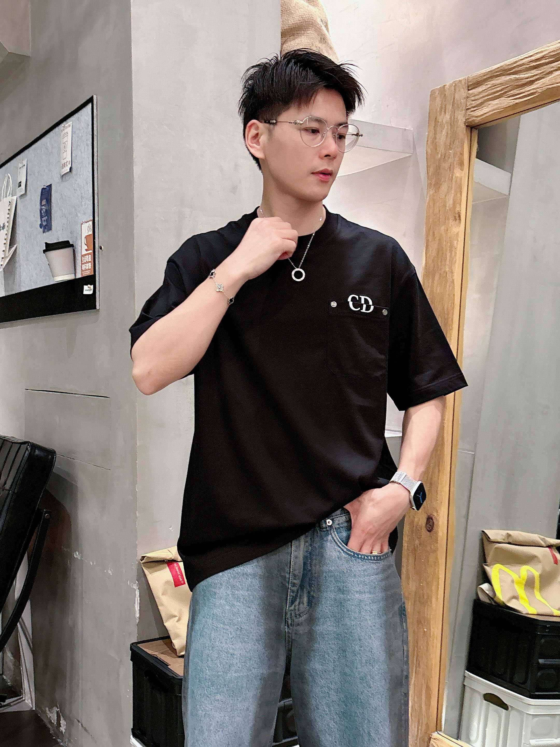 迪奥 2025春夏新款首发专柜最新款短袖圆领T恤 高端订制 设计前卫时尚！品牌logo重工艺设计 高端定