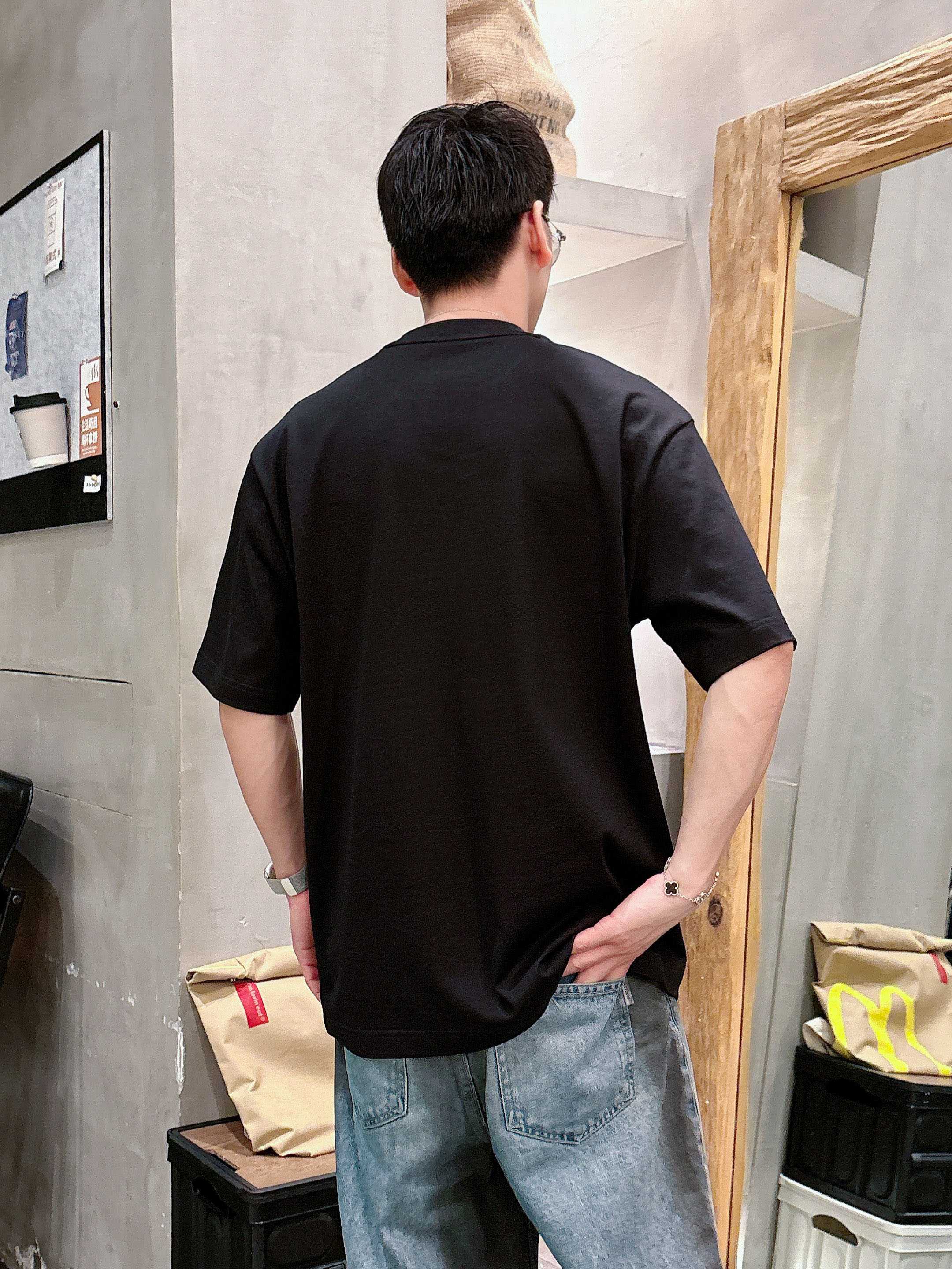 迪奥 2025春夏新款首发专柜最新款短袖圆领T恤 高端订制 设计前卫时尚！品牌logo重工艺设计 高端定