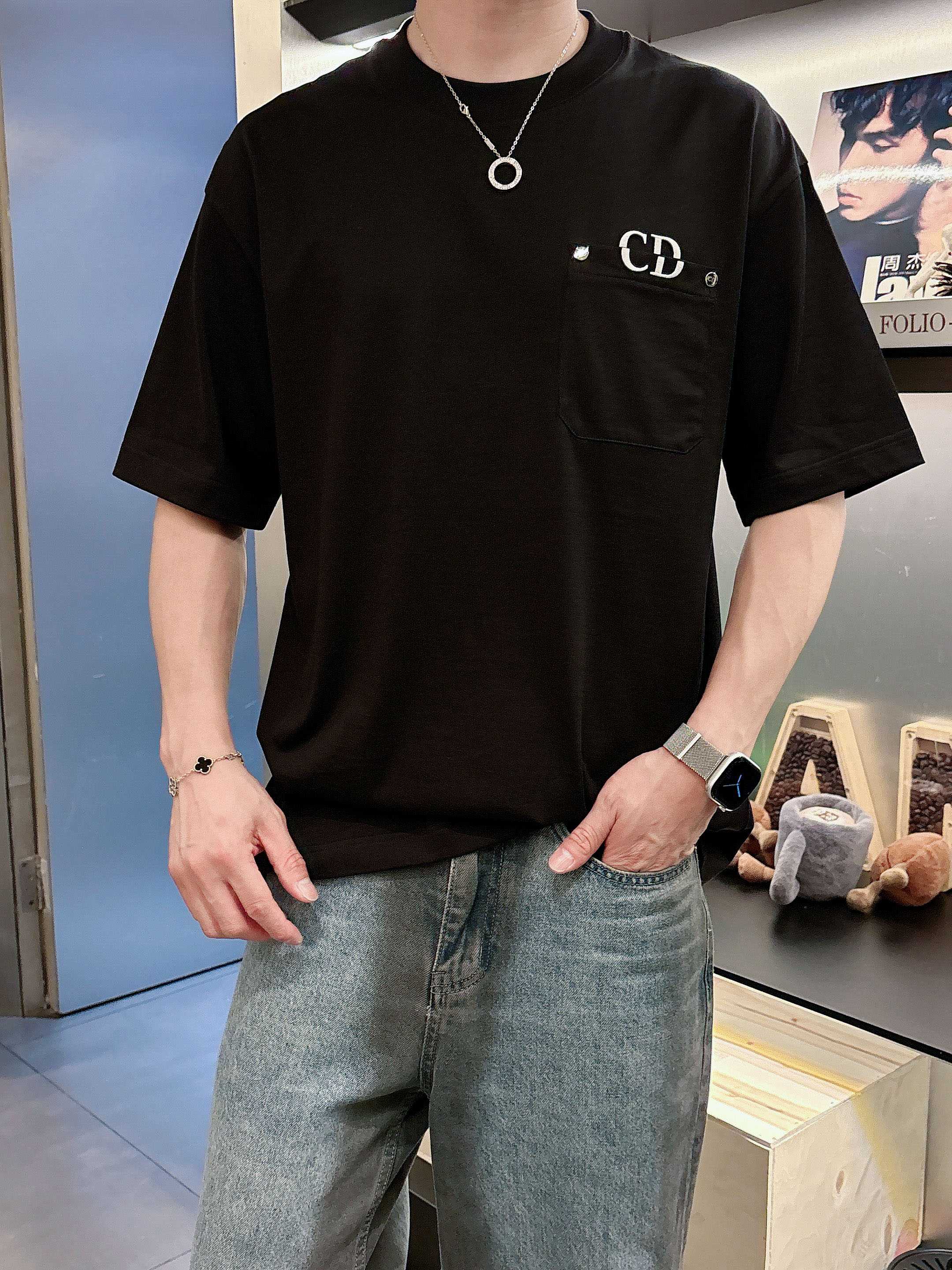 迪奥 2025春夏新款首发专柜最新款短袖圆领T恤 高端订制 设计前卫时尚！品牌logo重工艺设计 高端定