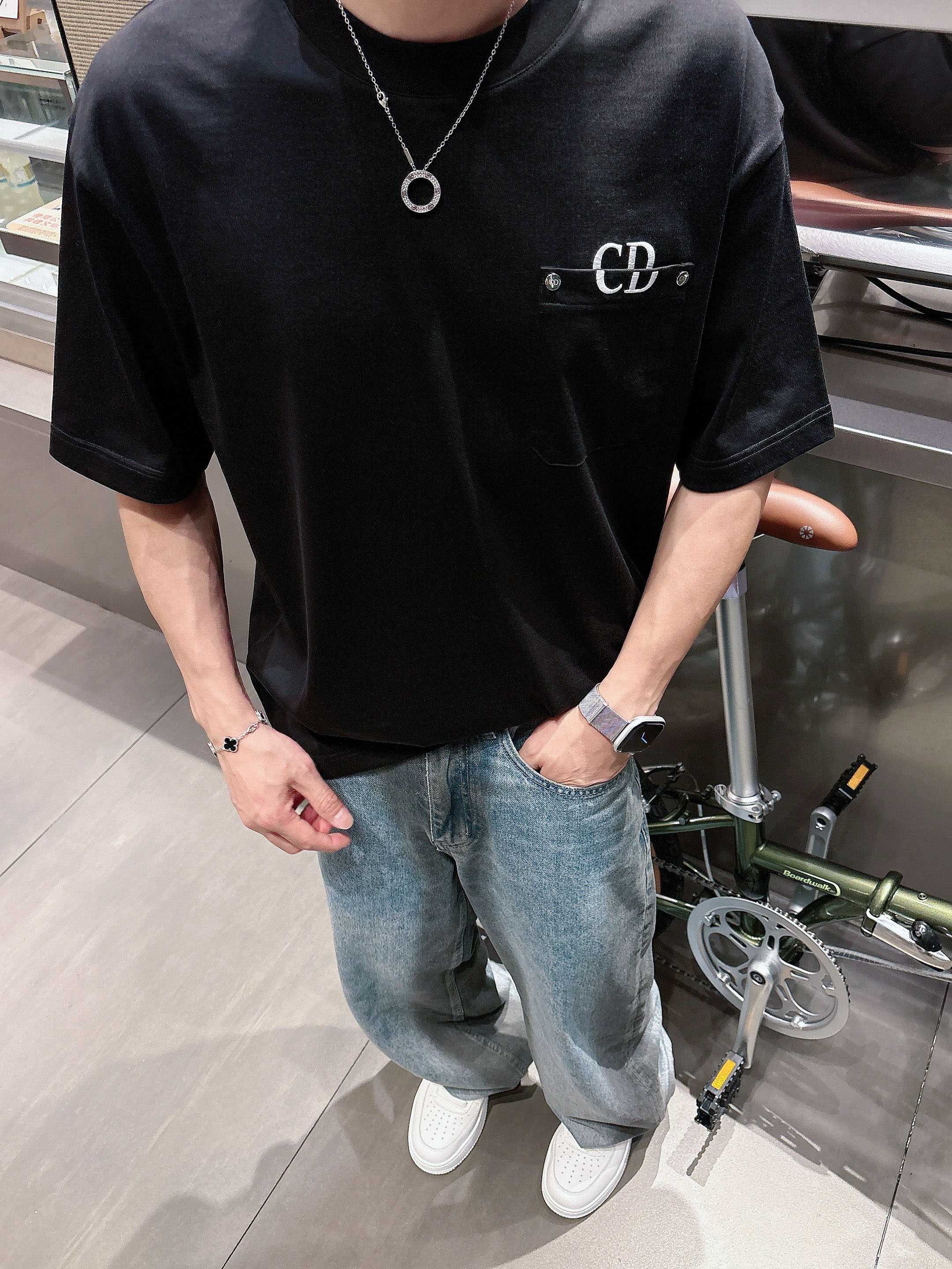 迪奥 2025春夏新款首发专柜最新款短袖圆领T恤 高端订制 设计前卫时尚！品牌logo重工艺设计 高端定