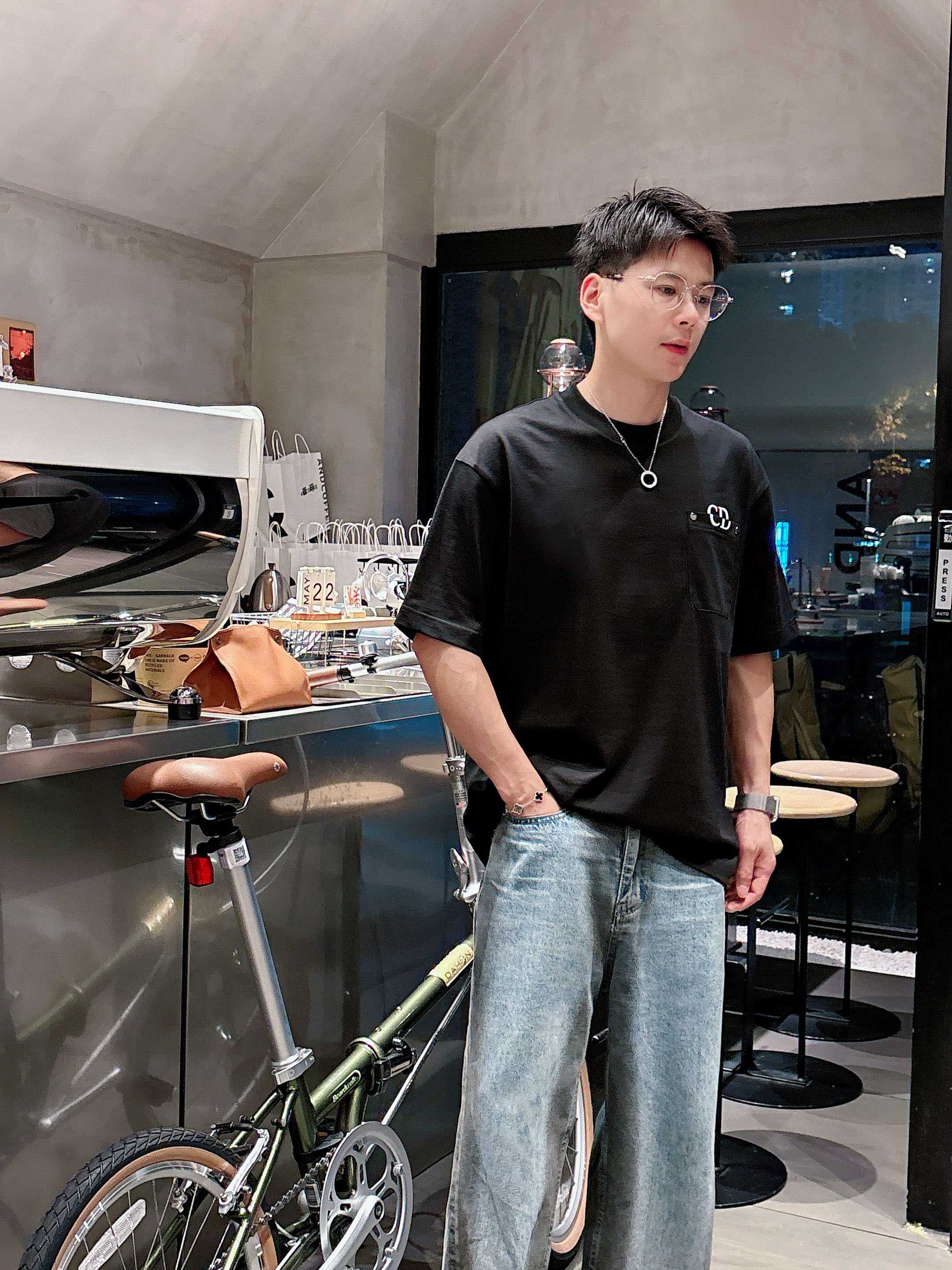 迪奥 2025春夏新款首发专柜最新款短袖圆领T恤 高端订制 设计前卫时尚！品牌logo重工艺设计 高端定