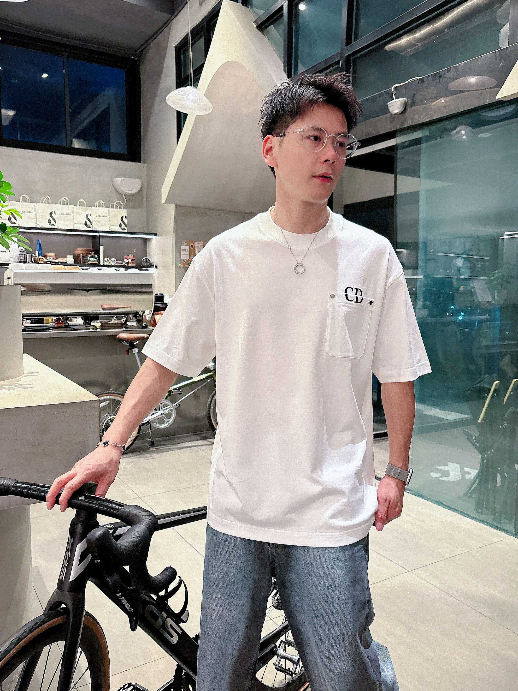 迪奥 2025春夏新款首发专柜最新款短袖圆领T恤 高端订制 设计前卫时尚！品牌logo重工艺设计 高端定