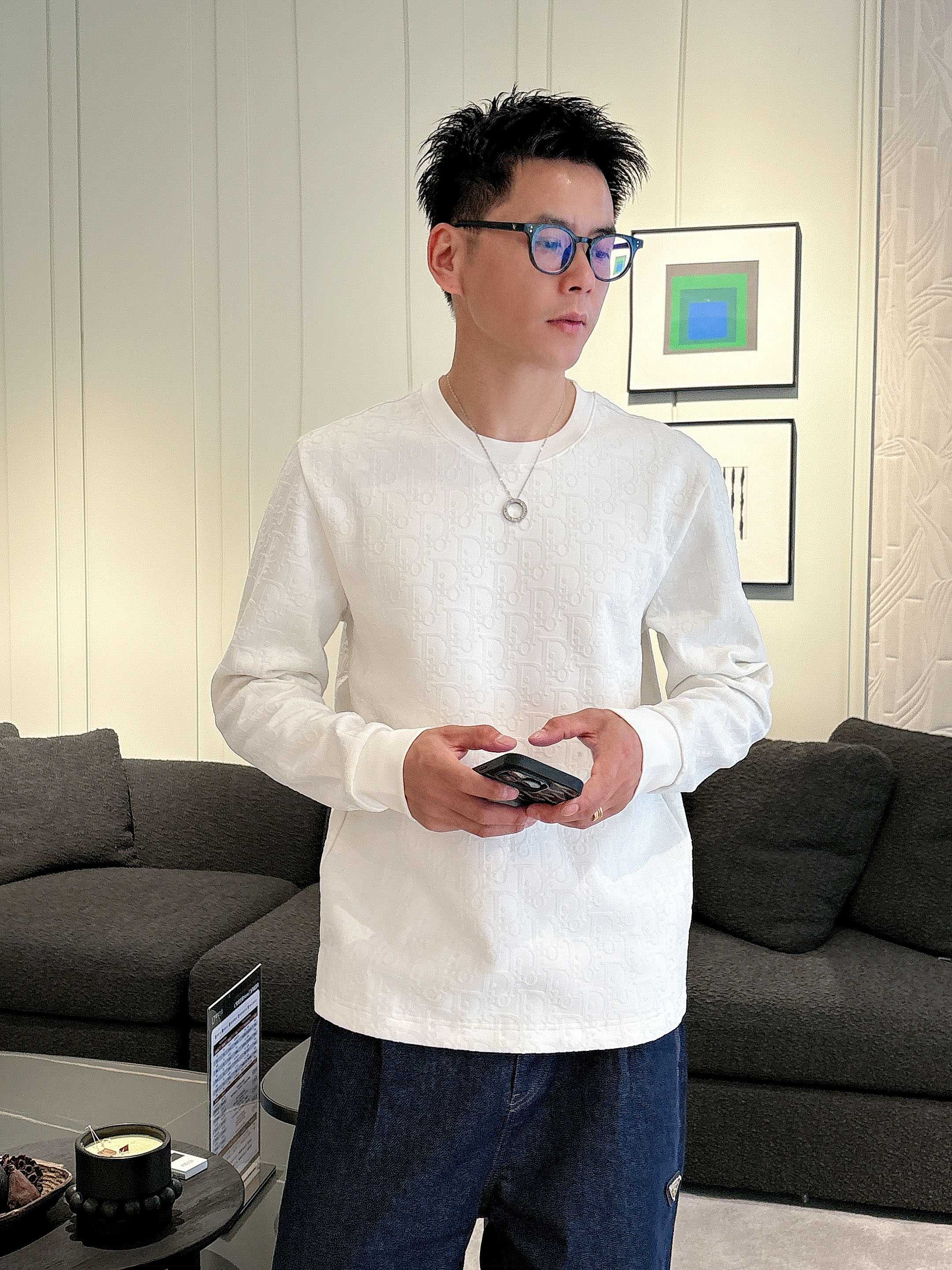 NO:515115,Dior 2025 autumn and winter counter new style, fashionable and casual base shirt, long-sleeved T-shirt, selected imported high-density double-sided cotton fabric, exquisite original logo, excellent comfort and breathability, excellent soft, wrinkle-resistant elasticity and drooping. Whether it is single or inner wear, it is very handsome, which conforms to the practical dressing habits of men, pursues luxury, noble and elegant style, and creates extraordinary men's taste. The visual effect is very good, the grade is extremely high, simple and fashionable, and a must-have choice for casual business!  Code number M-3XL AAA1,,dior,tees,t-shirt,alexander wang19860909迪奥 2025秋冬专柜新款 时尚休闲打底衫长袖T恤,精选进口高密度双面拉架棉面料,精致原版logo打造,舒适性与透气性兼优,柔软抗皱弹性和垂性极佳,无论是单穿或是内搭都是帅气十足,吻合了男性实用穿衣习惯,追求奢华高贵优雅风范,打造不凡男士品味,视觉效果非常赞,档次极高,简约时尚,休闲商务必备之选！ 码数M-3XL AAA1,,dior,tees，t-shirt,alexander wang,Men's clothing