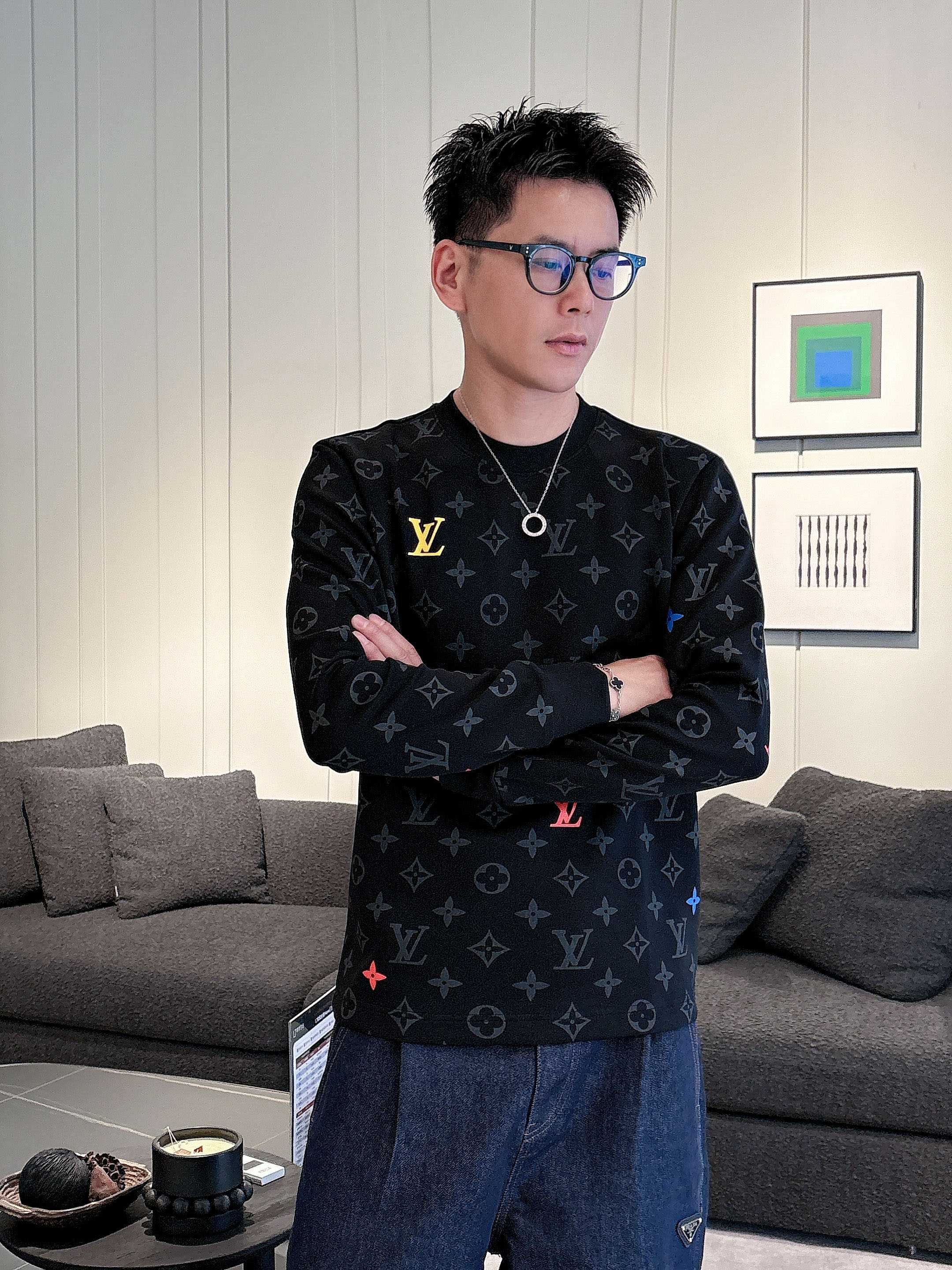 NO:515112,LV 2025 autumn and winter counter new style, fashionable and casual base shirt, long-sleeved T-shirt, selected imported high-density double-sided cotton fabric, exquisite original logo, excellent comfort and breathability, excellent soft, wrinkle-resistant elasticity and drooping. Whether worn alone or in the inner wear, it is very handsome, which conforms to the practical dressing habits of men, pursues luxury, noble and elegant style, and creates extraordinary men's taste. The visual effect is very good, the grade is extremely high, simple and fashionable, and a must-have choice for casual business!  Code number M-3XL AAA1, louis vuitton,tees,t-shirt,alexander wang19860909LV 2025秋冬专柜新款 时尚休闲打底衫长袖T恤,精选进口高密度双面拉架棉面料,精致原版logo打造,舒适性与透气性兼优,柔软抗皱弹性和垂性极佳,无论是单穿或是内搭都是帅气十足,吻合了男性实用穿衣习惯,追求奢华高贵优雅风范,打造不凡男士品味,视觉效果非常赞,档次极高,简约时尚,休闲商务必备之选！ 码数M-3XL AAA1,,louis vuitton,tees，t-shirt,alexander wang,Men's clothing