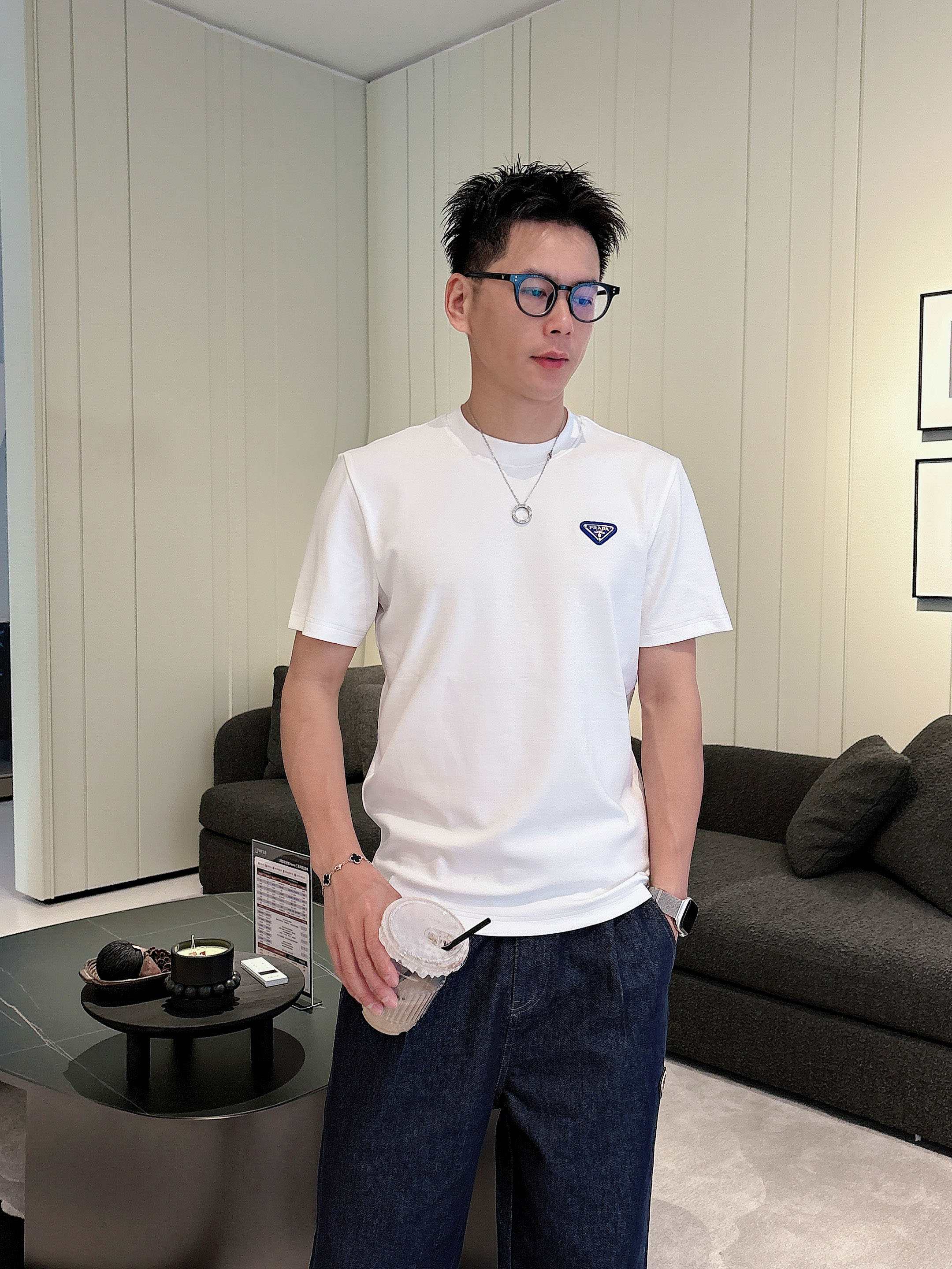 普拉达2025秋冬 圆领刺绣短袖T恤打底衫 元素性的Logo徽章凸显休闲时尚魅力,依然独领时尚风骚.内搭