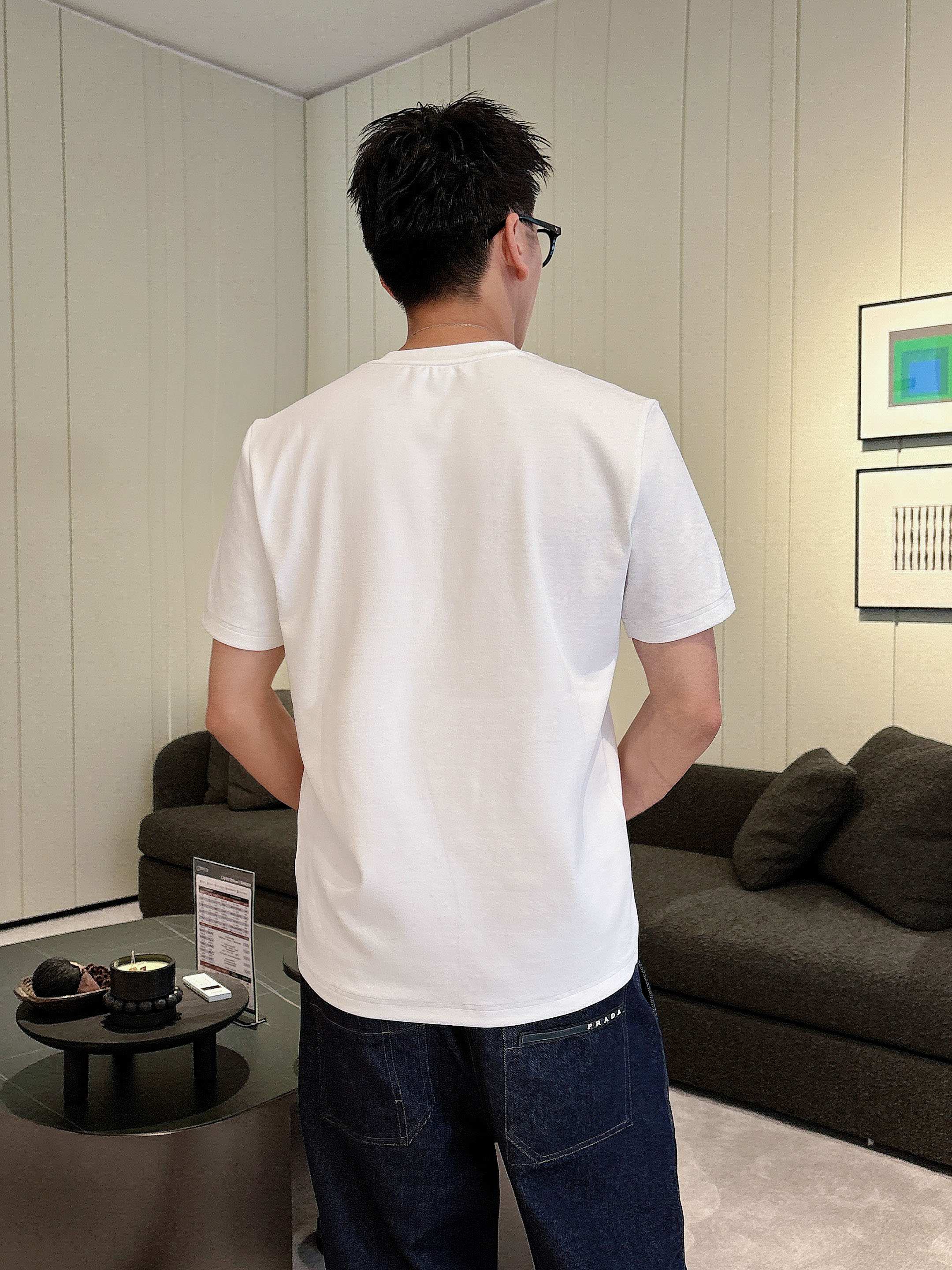 普拉达2025秋冬 圆领刺绣短袖T恤打底衫 元素性的Logo徽章凸显休闲时尚魅力,依然独领时尚风骚.内搭