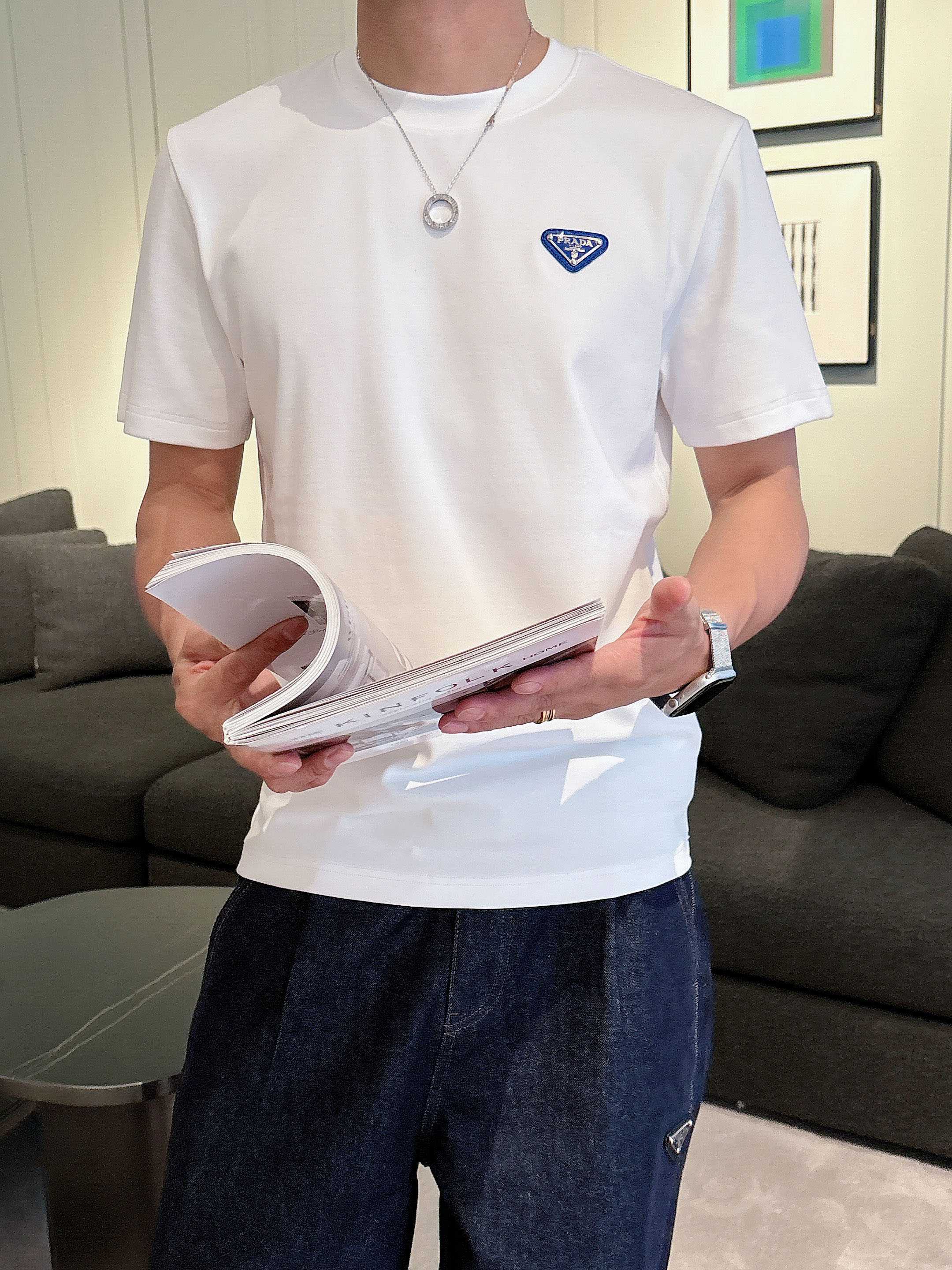 普拉达2025秋冬 圆领刺绣短袖T恤打底衫 元素性的Logo徽章凸显休闲时尚魅力,依然独领时尚风骚.内搭