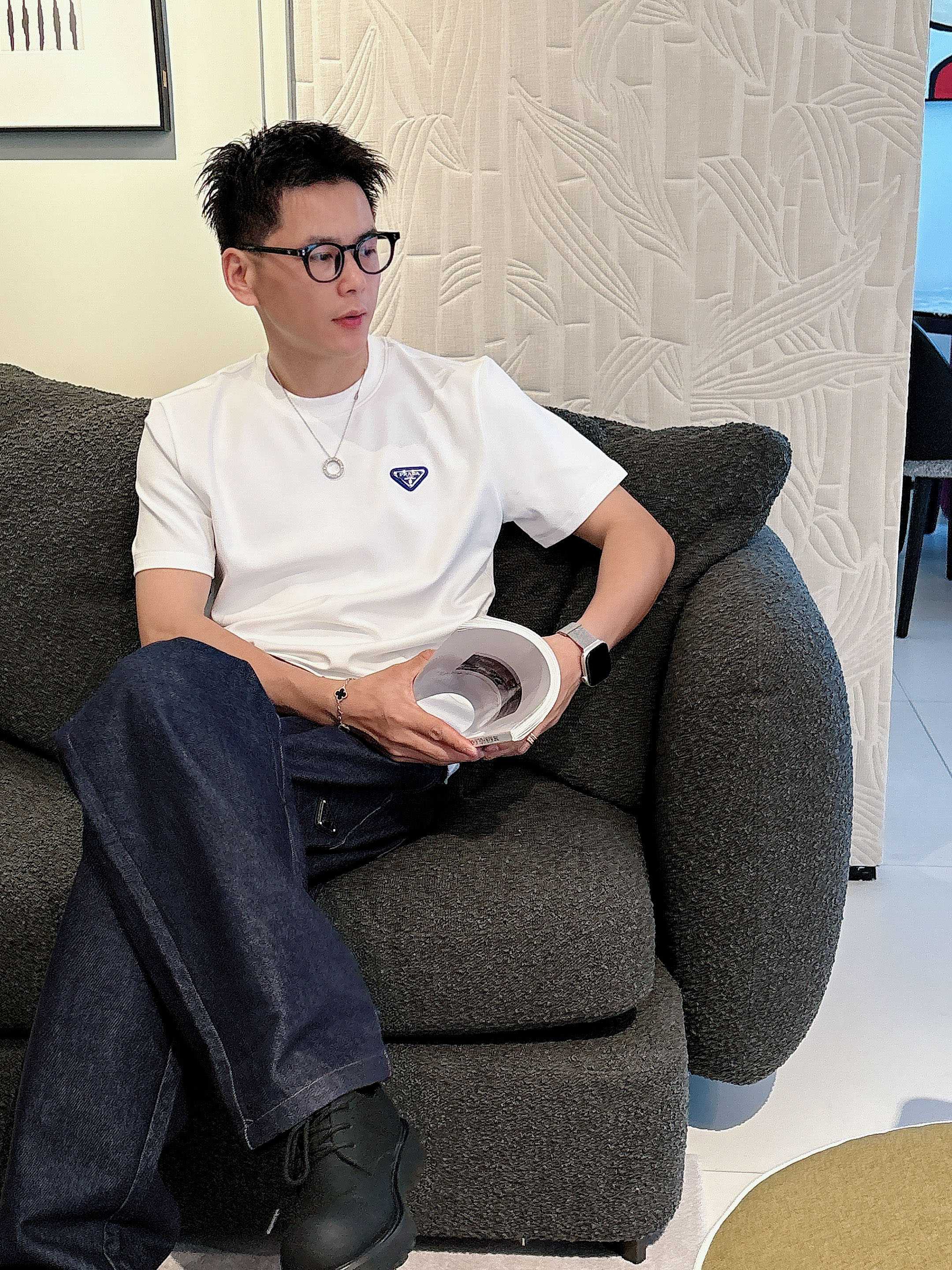 普拉达2025秋冬 圆领刺绣短袖T恤打底衫 元素性的Logo徽章凸显休闲时尚魅力,依然独领时尚风骚.内搭